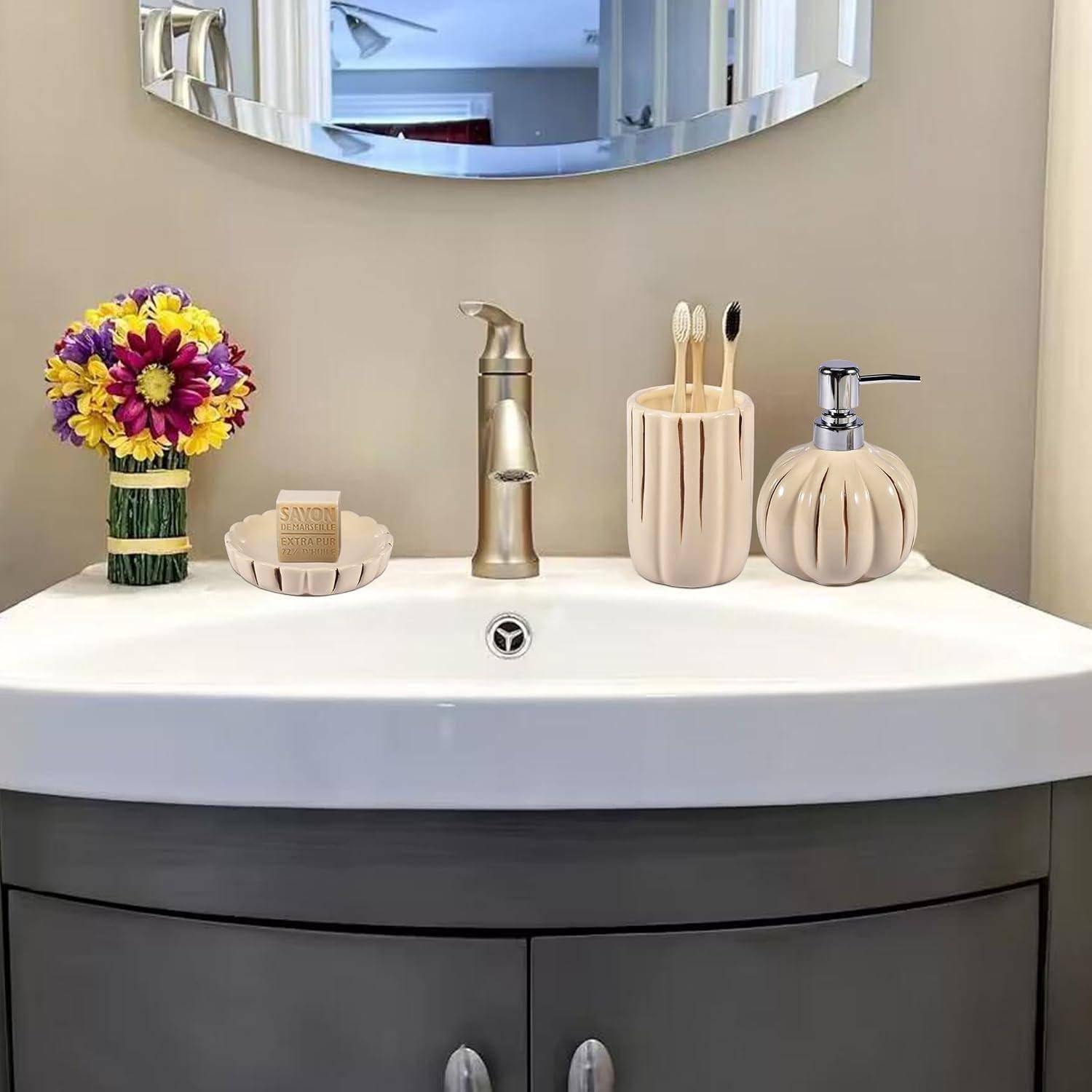 Badezimmerschrank mit einer Vase mit Blumen, einer Seifenschale, einem Wasserhahn, einem Zahnbürstenhalter und einem Seifenspender, die auf einem Waschbecken unter einem Spiegel angeordnet sind.