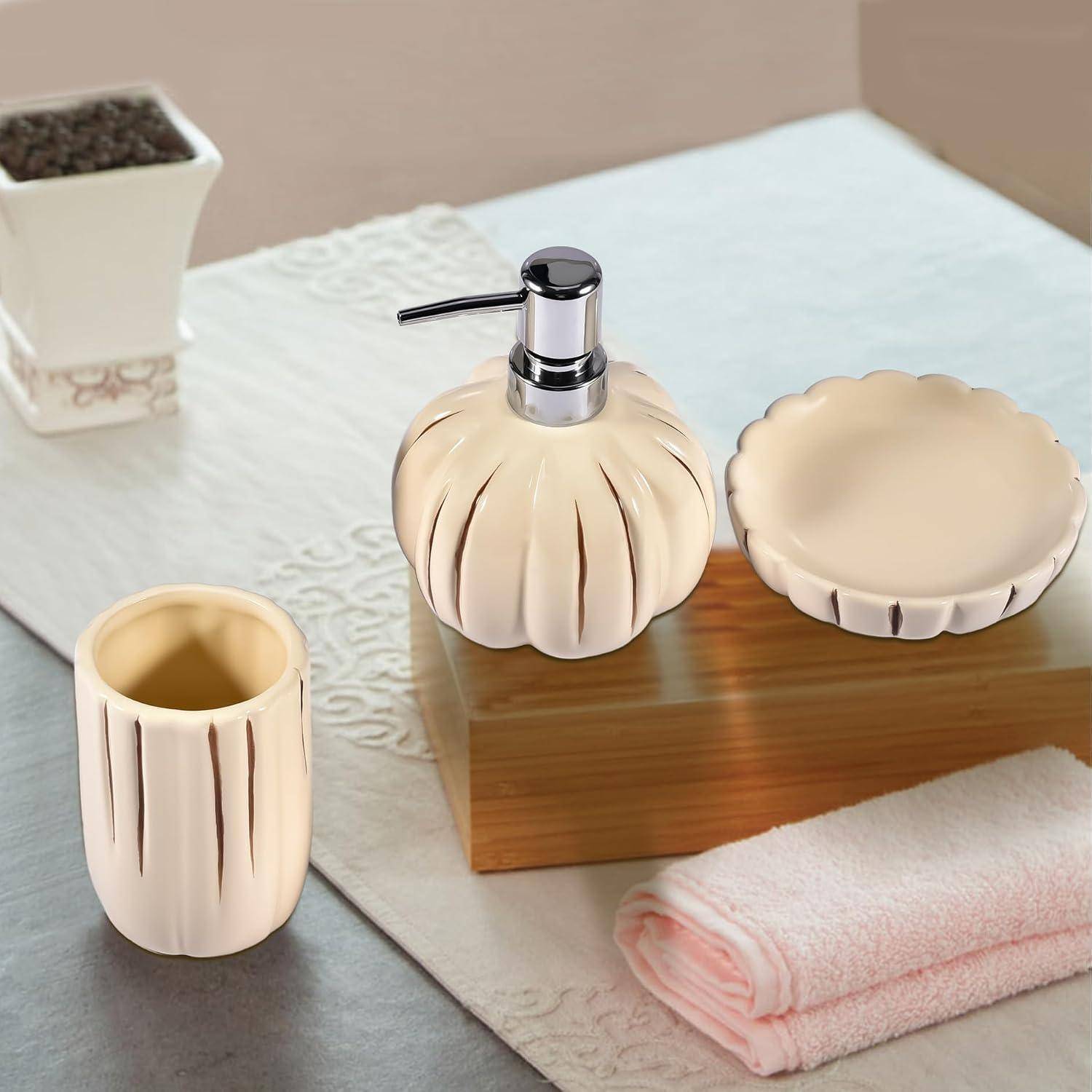 Badezimmeraccessoires-Set mit beigefarbenem, kürbisförmigem Seifenspender, passendem Tablett und Becher auf einem Holzständer neben gefalteten rosa Handtüchern.