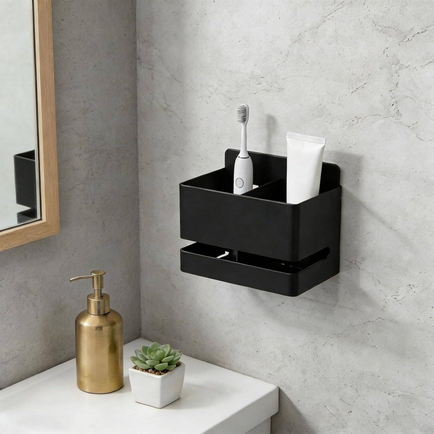 Wandorganizer im Badezimmer, der eine elektrische Zahnbürste und Zahnpasta über einem Waschbecken mit einem goldenen Seifenspender und einer kleinen Topfpflanze hält.