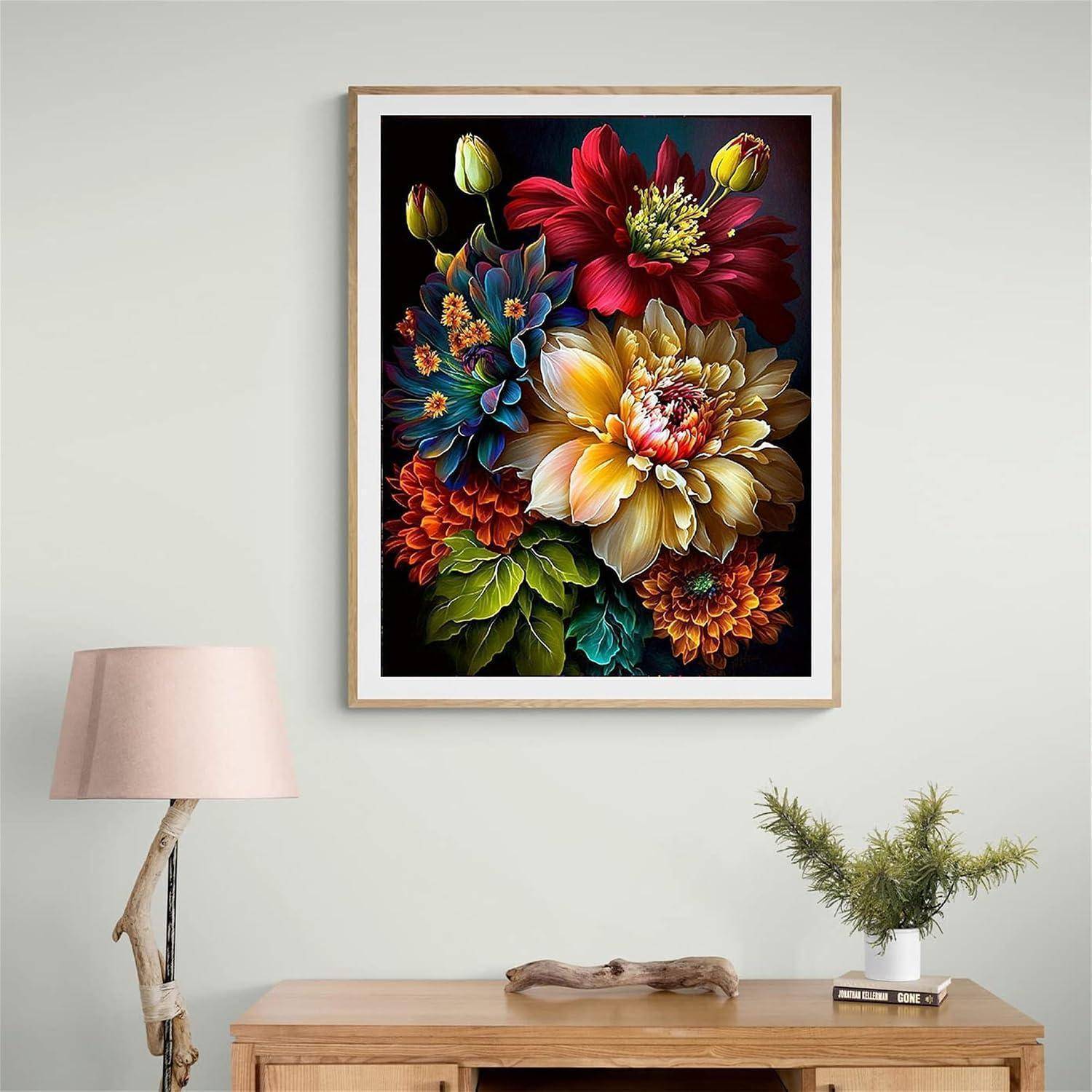 Gerahmtes buntes Blumenkunstwerk mit großen roten, gelben und blauen Blumen, das über einem hölzernen Konsolentisch in einem minimalistischen Raum hängt.