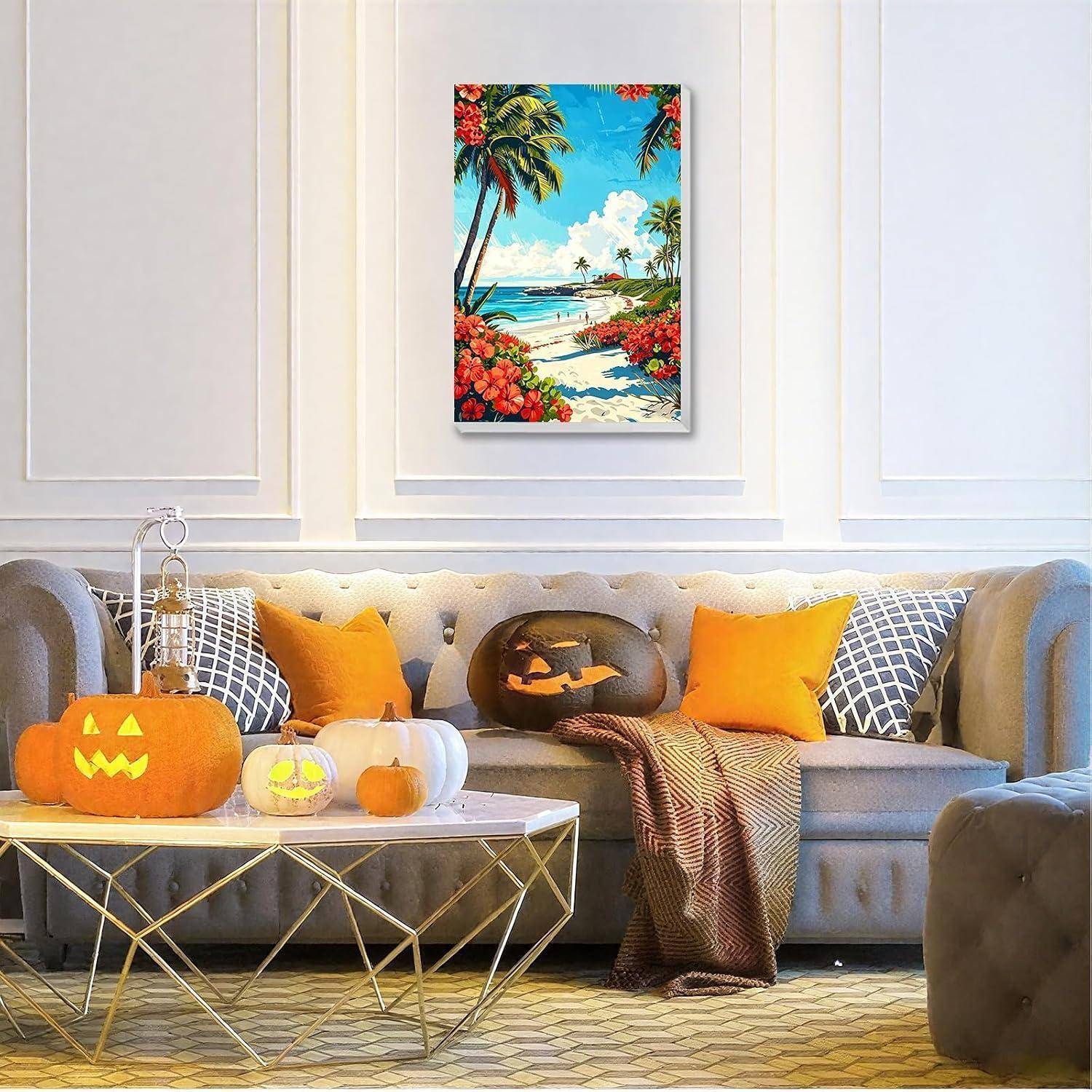 Gemütliches Wohnzimmer, das für Halloween dekoriert ist, mit geschnitztem Kürbisdekor auf einem Couchtisch und einer Couch, unter einem Wandgemälde mit tropischem Strand.