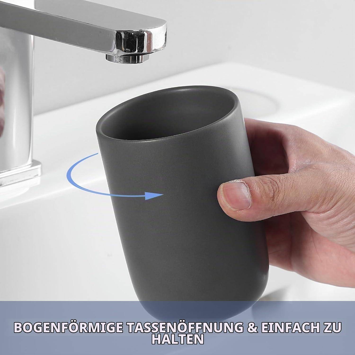 Hand hält eine dunkle Tasse unter einen Wasserhahn, mit einer gekrümmten Öffnung, die es einfach macht, sie zu greifen und zu füllen.