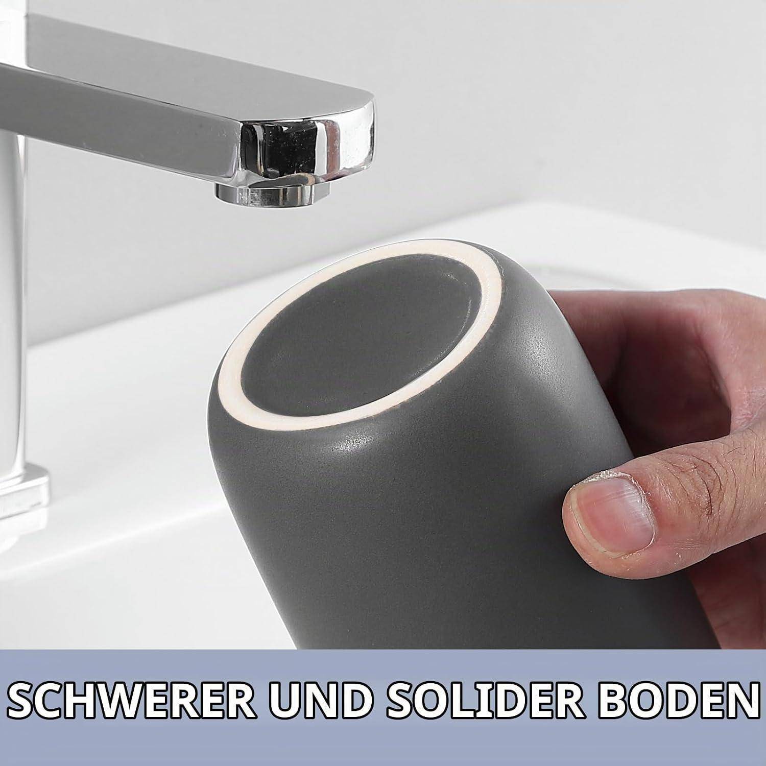 Hand hält ein graues zylindrisches Badezimmerzubehör unter einem Wasserhahn; deutscher Text lautet 