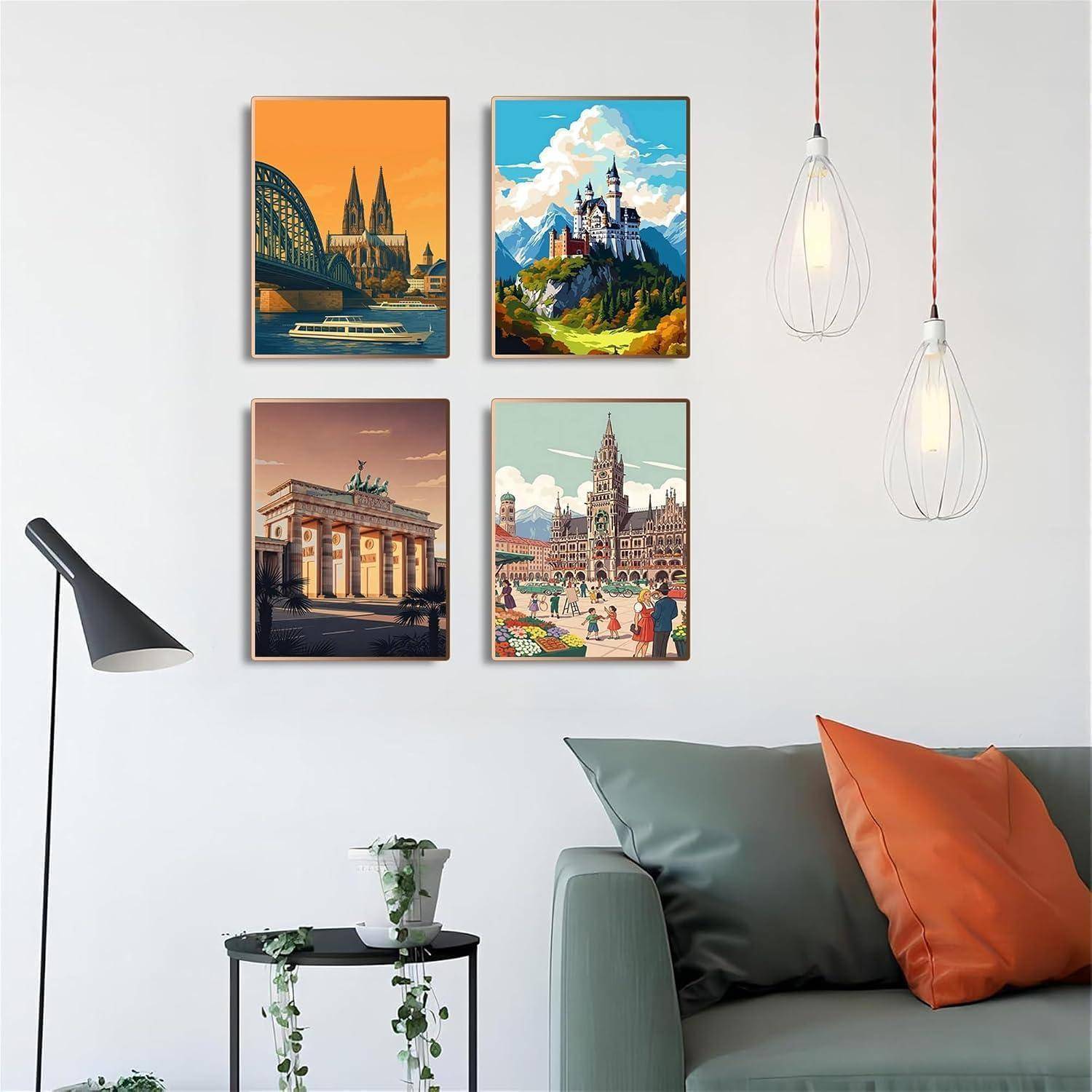 Stilvolles Wohnzimmerwand mit vier eingerahmten Stadtlandschaftsdrucken über einem Sofa, dazu hängende Pendelleuchten und eine Stehlampe.