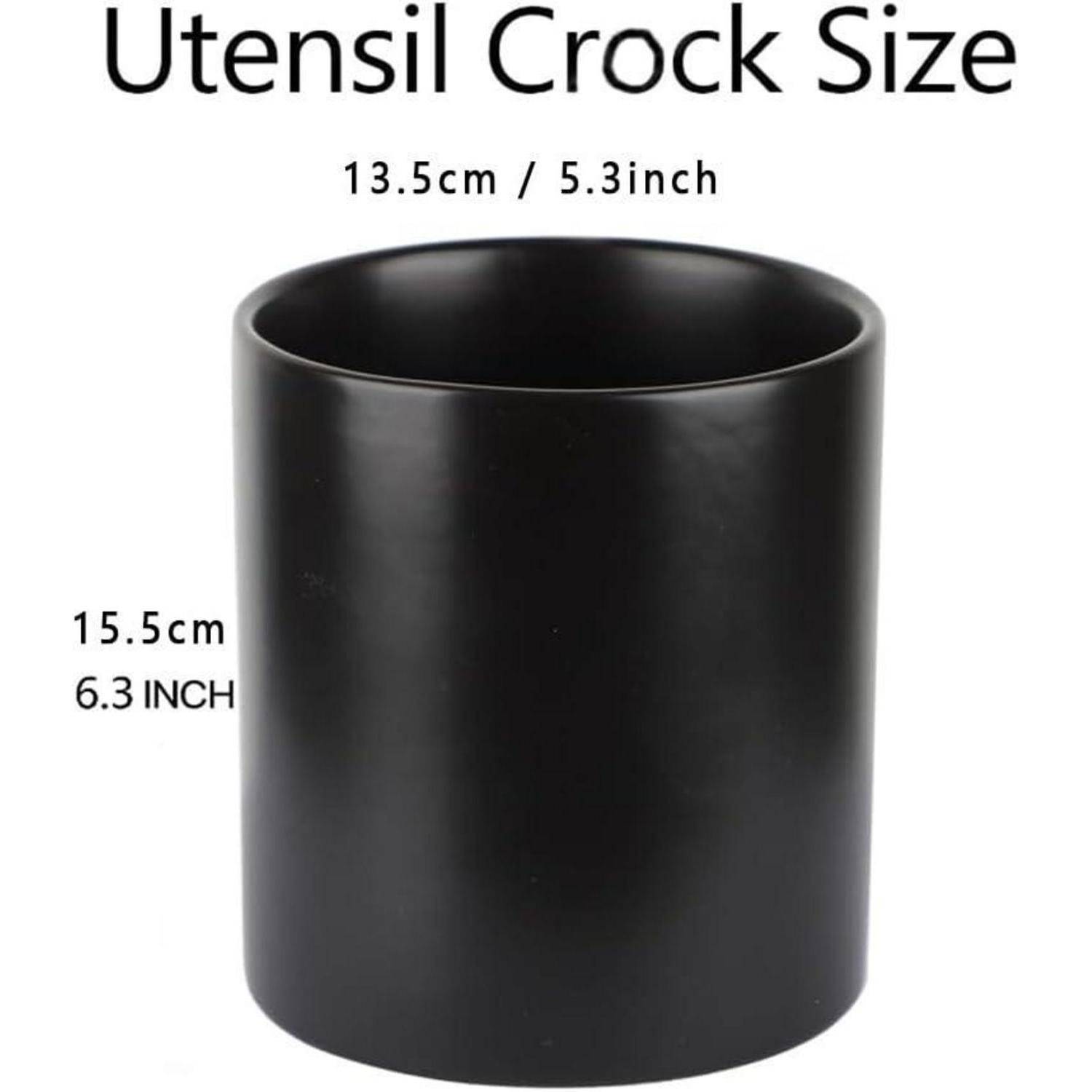 Schwarzer Utensilienbecher mit Größenetiketten: 13,5 cm Durchmesser und 15,5 cm Höhe.