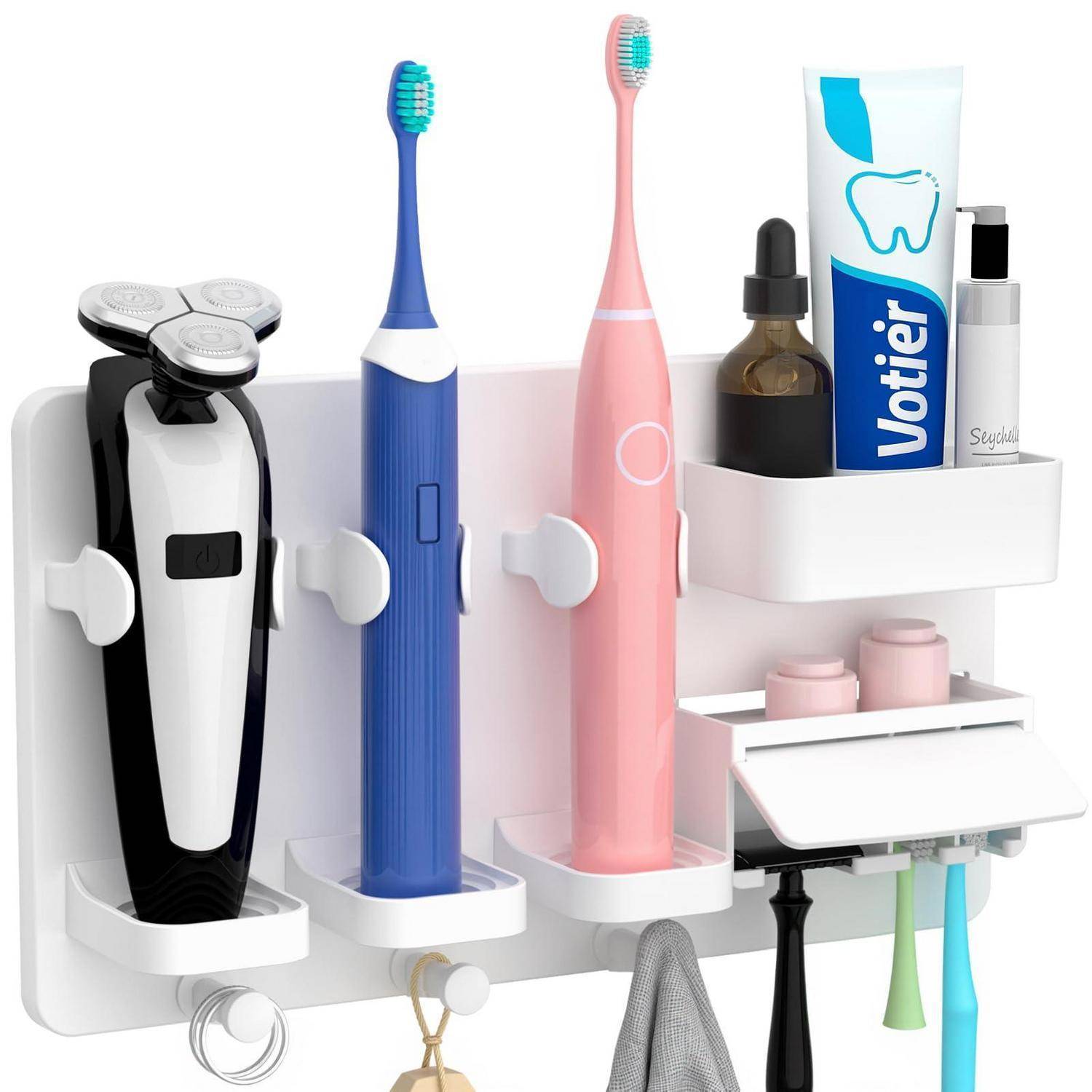 Wandmontierter Badezimmerorganizer mit einem Elektrorasierer, zwei Zahnbürsten, Zahnpasta, Flaschen und hängenden Rasierklingen mit einer kleinen Schublade und einem Regal.