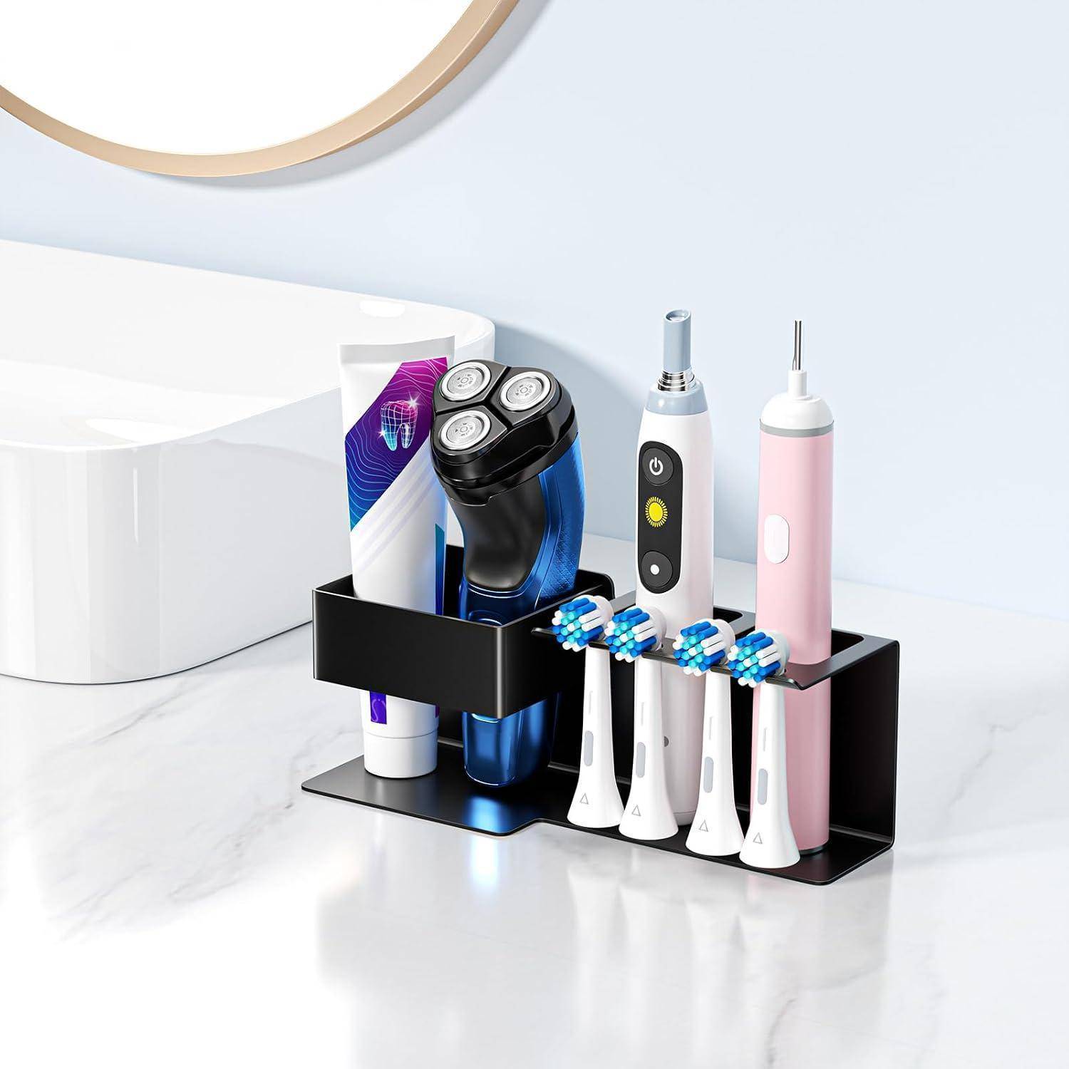 Badezimmer-Arbeitsplatte-Organizer, der elektrische Zahnbürsten, Rasiererköpfe und eine Zahnpastatube neben zwei elektrischen Rasierern hält.