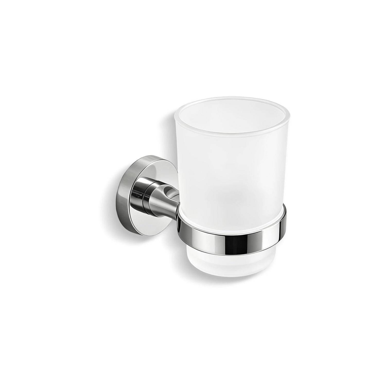 Wandmontierter Badezimmerbecher-Halter aus Chrom mit einem satinierten Glassbecher auf weißem Hintergrund.