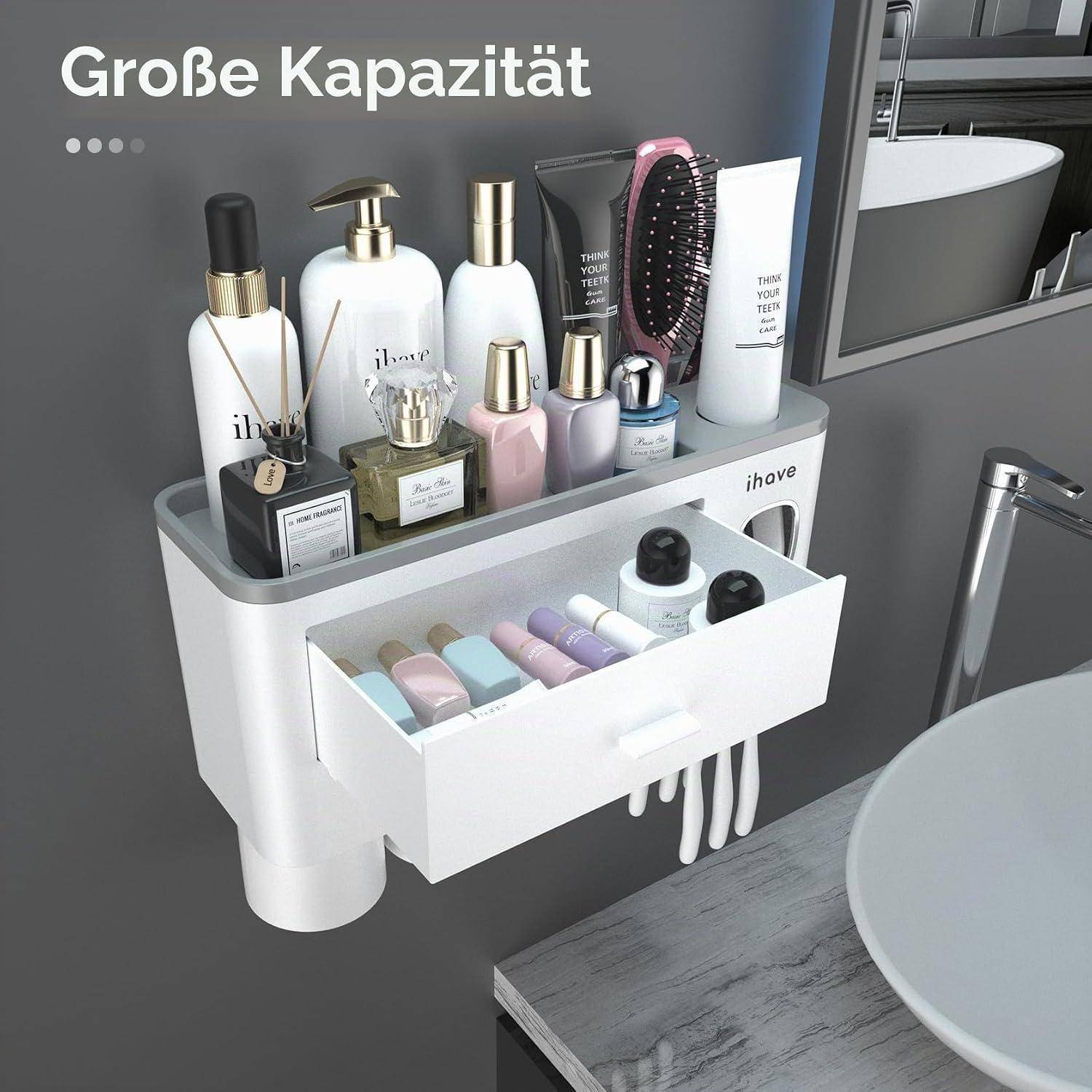 Badezimmerorganizer mit großvolumigem Tablett, Schublade und Fächern zur Aufbewahrung von Toilettenartikeln, Parfümflaschen und einer Haarbürste neben einem Waschbecken.