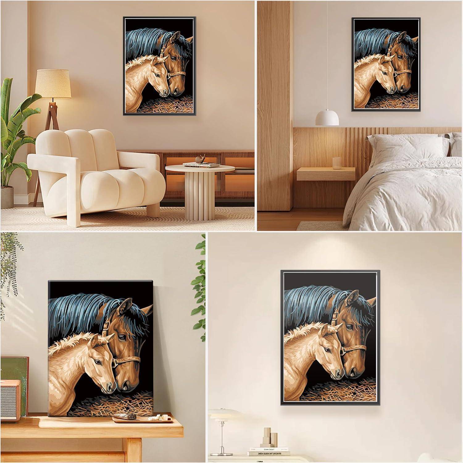 Collage zeigt einen gerahmten Kunstdruck mit Stute und Fohlen, der in verschiedenen Räumen präsentiert wird: Wohnzimmer, Schlafzimmer und Nahaufnahmen der Wandmontage.