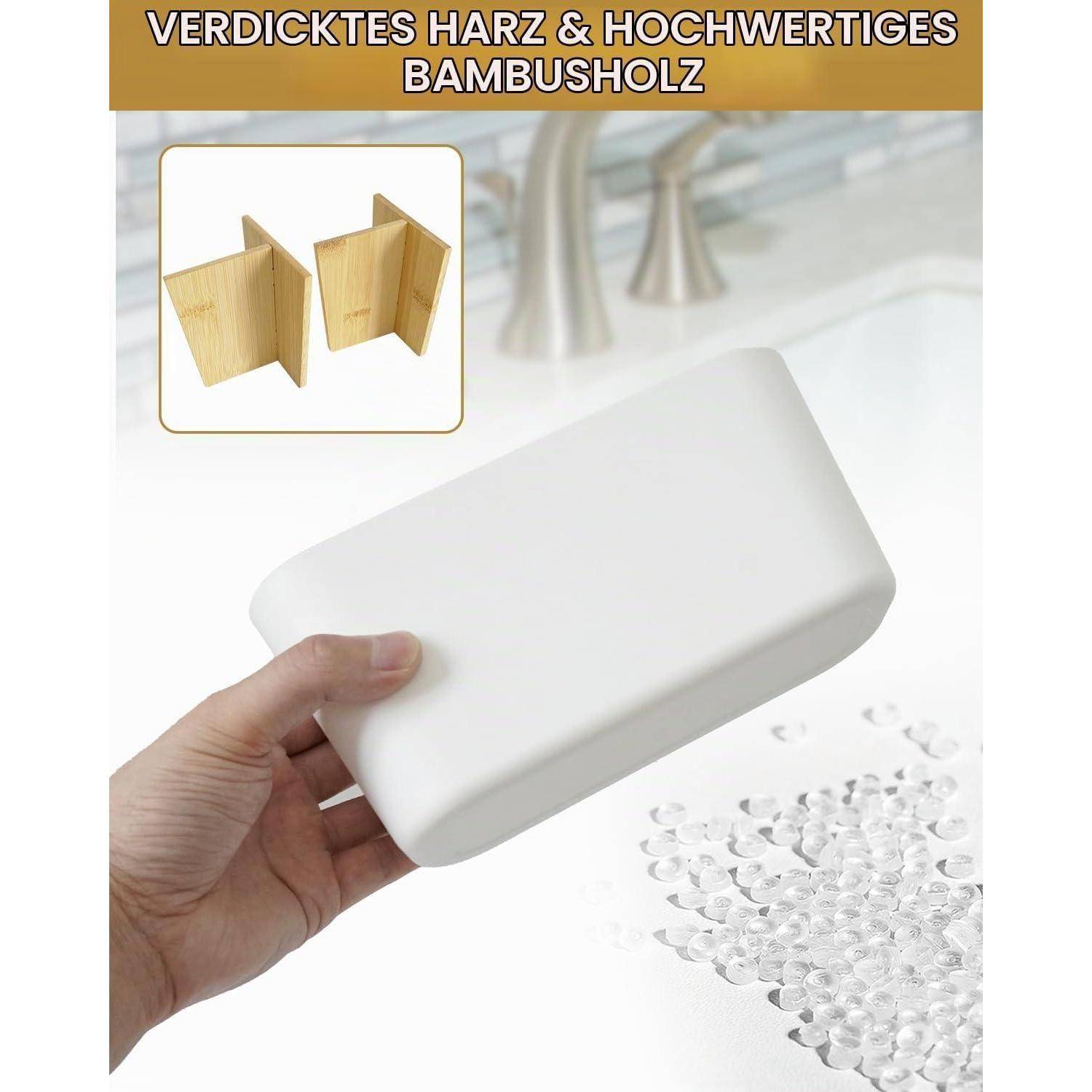 Hand hält ein weißes rechteckiges Bambusholzstück; Vergrößerung zeigt zwei Holzverbindungsteile mit deutschem Text 'VERDICHTETES HARZ & HOCHWERTIGES BAMBUSHOLZ'.
