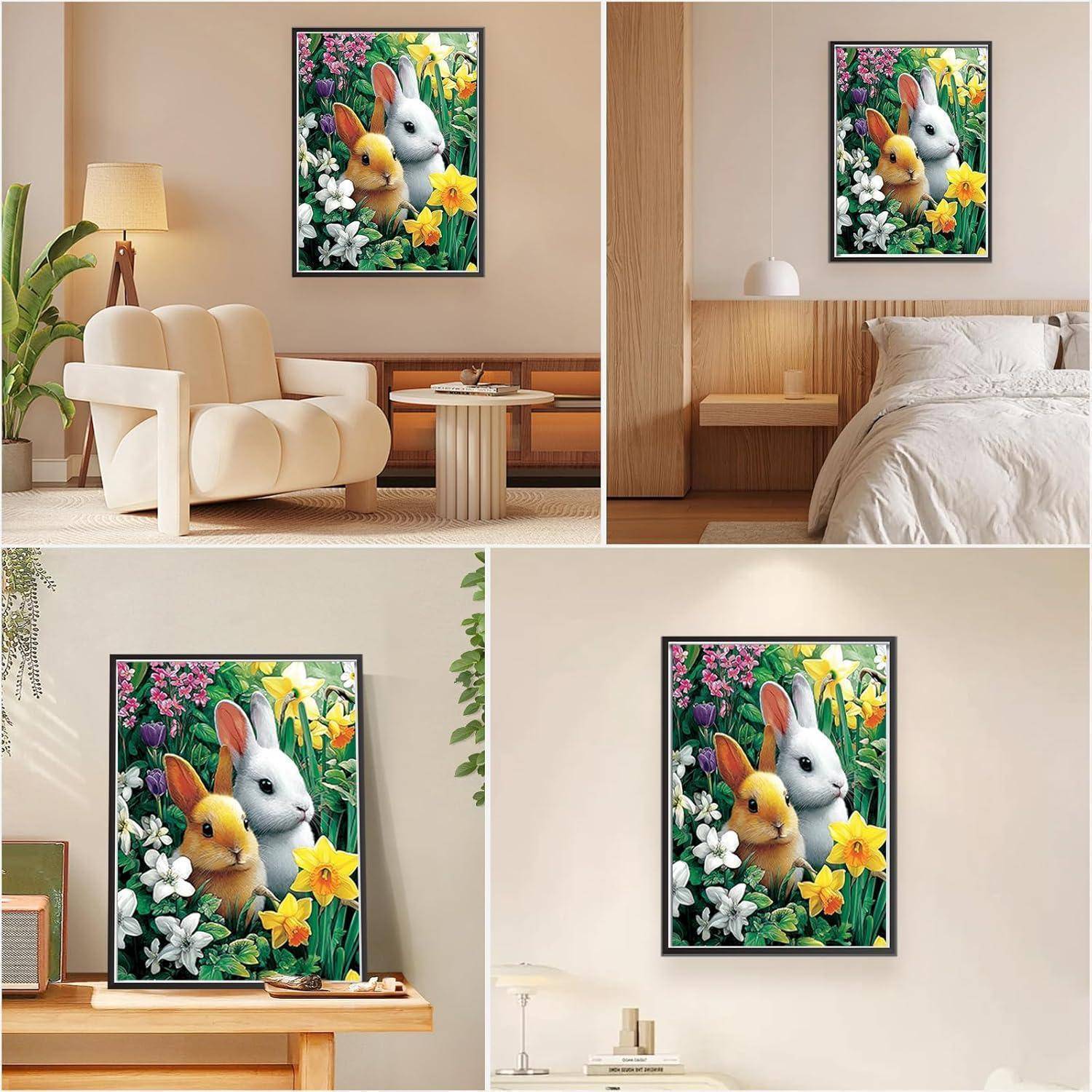 Collage aus einem gerahmten Kaninchen-Gemälde mit Blumen, dargestellt als Wandkunst in verschiedenen Räumen: Wohnzimmer, Schlafzimmer und andere Wohninterieurs.
