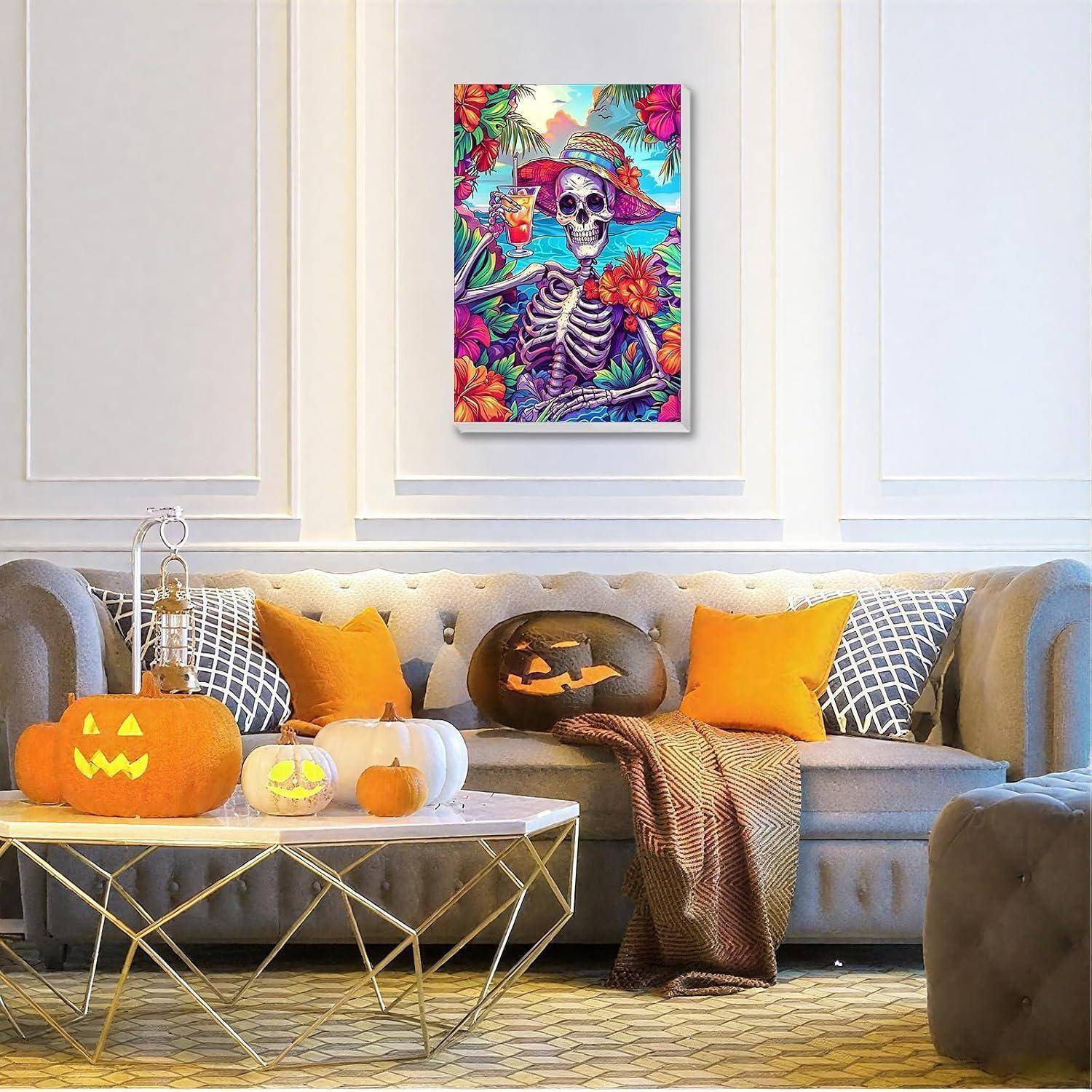 Wohnzimmer im Halloween-Stil mit Kürbissen auf einem Couchtisch, orangefarbenen Kissen und einem Skelett-Porträt über dem Sofa.