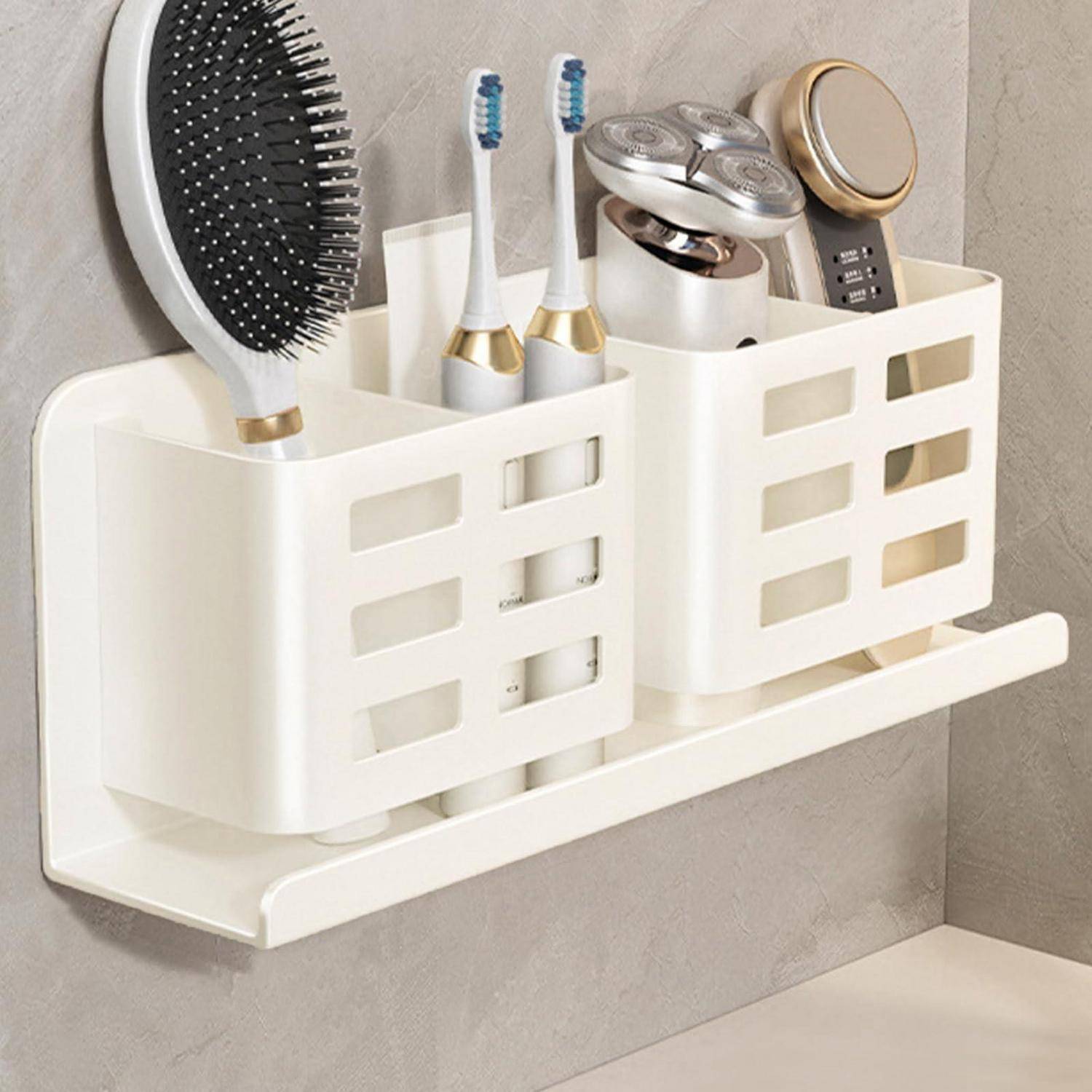 An der Wand montierter Badezimmorganizer, der eine Haarbürste, zwei elektrische Zahnbürsten und Pflegegeräte auf einem weißen Regal hält.