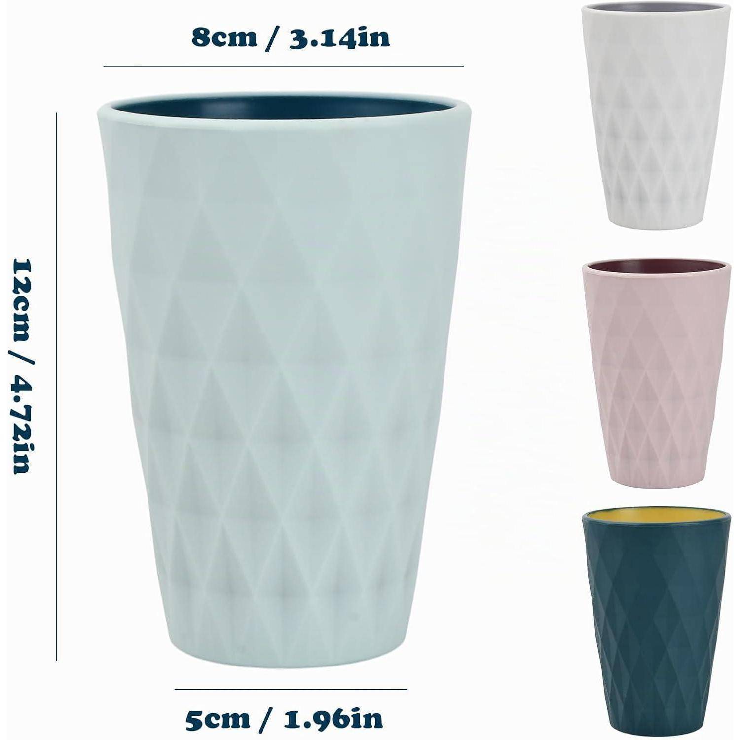 Produktbild eines verjüngten strukturierten Bechers, 12 cm hoch, 8 cm breit an der Oberseite und 5 cm an der Basis, gezeigt in drei Farben: Hellblau, Grau, Rosa und Dunkelblaugrün.
