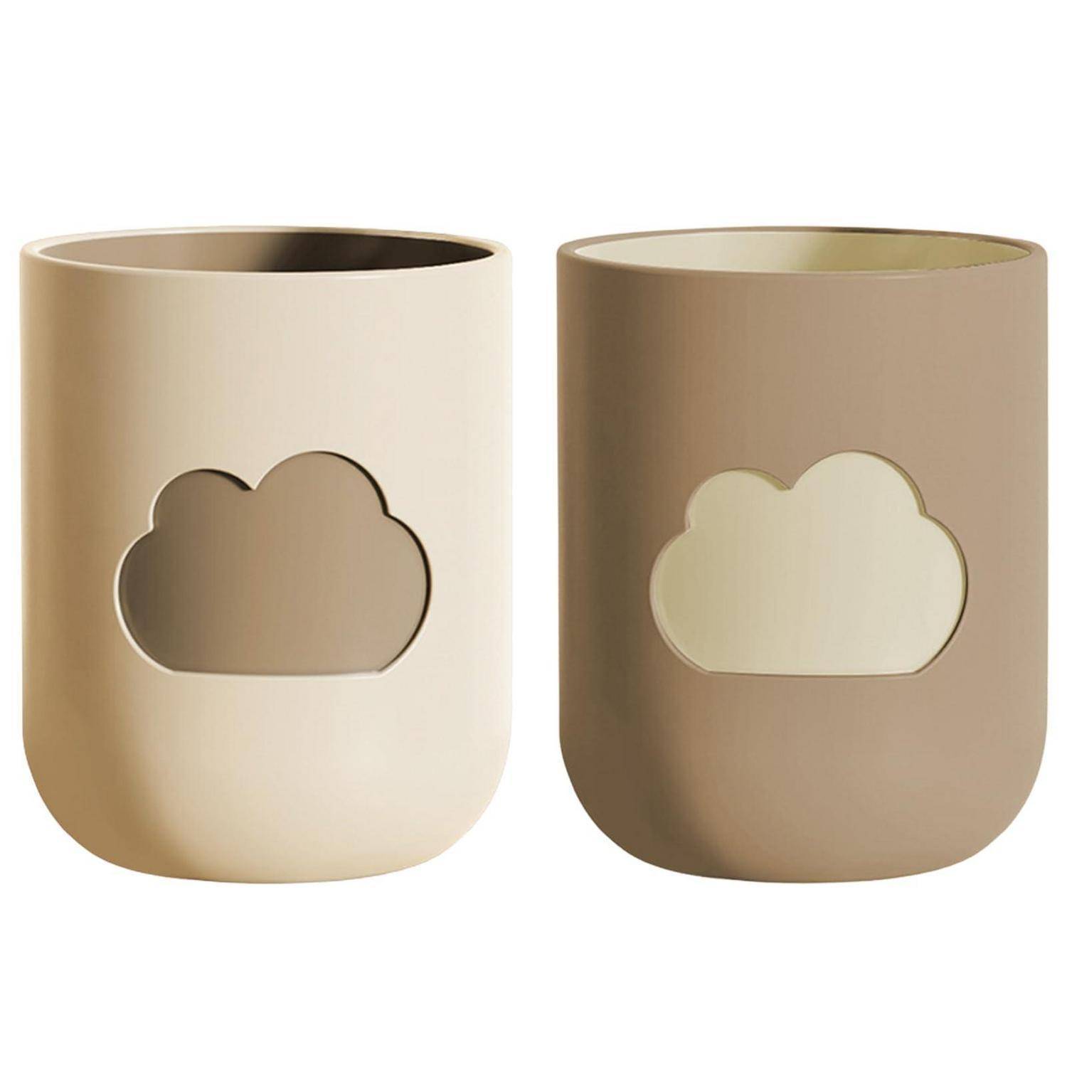 Zwei beige zylindrische Tassen oder Behälter mit abgerundeten wolkenförmigen Ausschnitten, nebeneinander auf weißem Hintergrund gezeigt.
