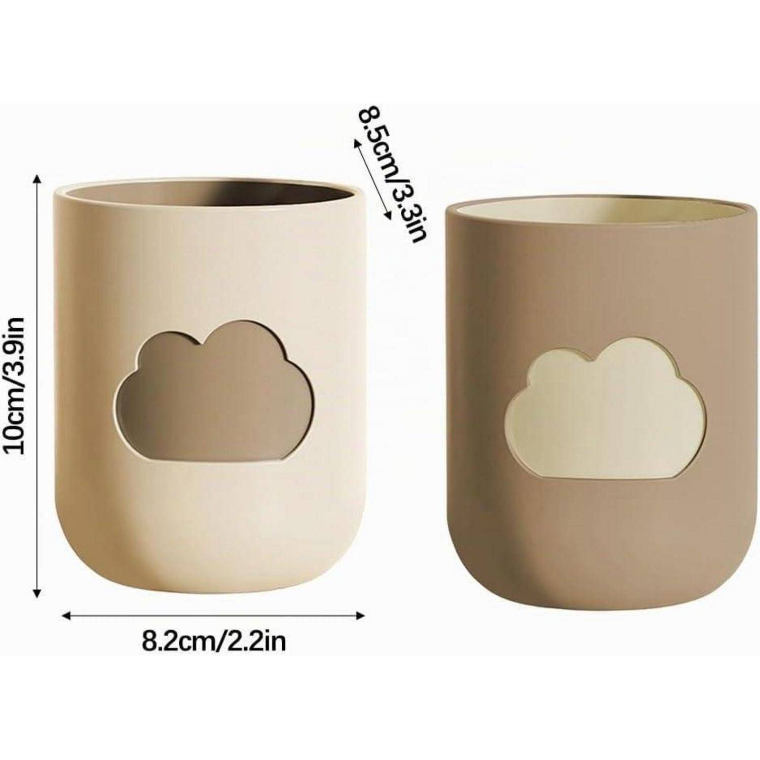 Produktbild von zwei kleinen beigefarbenen zylindrischen Bechern mit wolkenförmigen Ausschnitten, dargestellt mit den Abmessungen 10 cm hoch und 8,2 cm breit; jeder ist 8,5 cm tief.