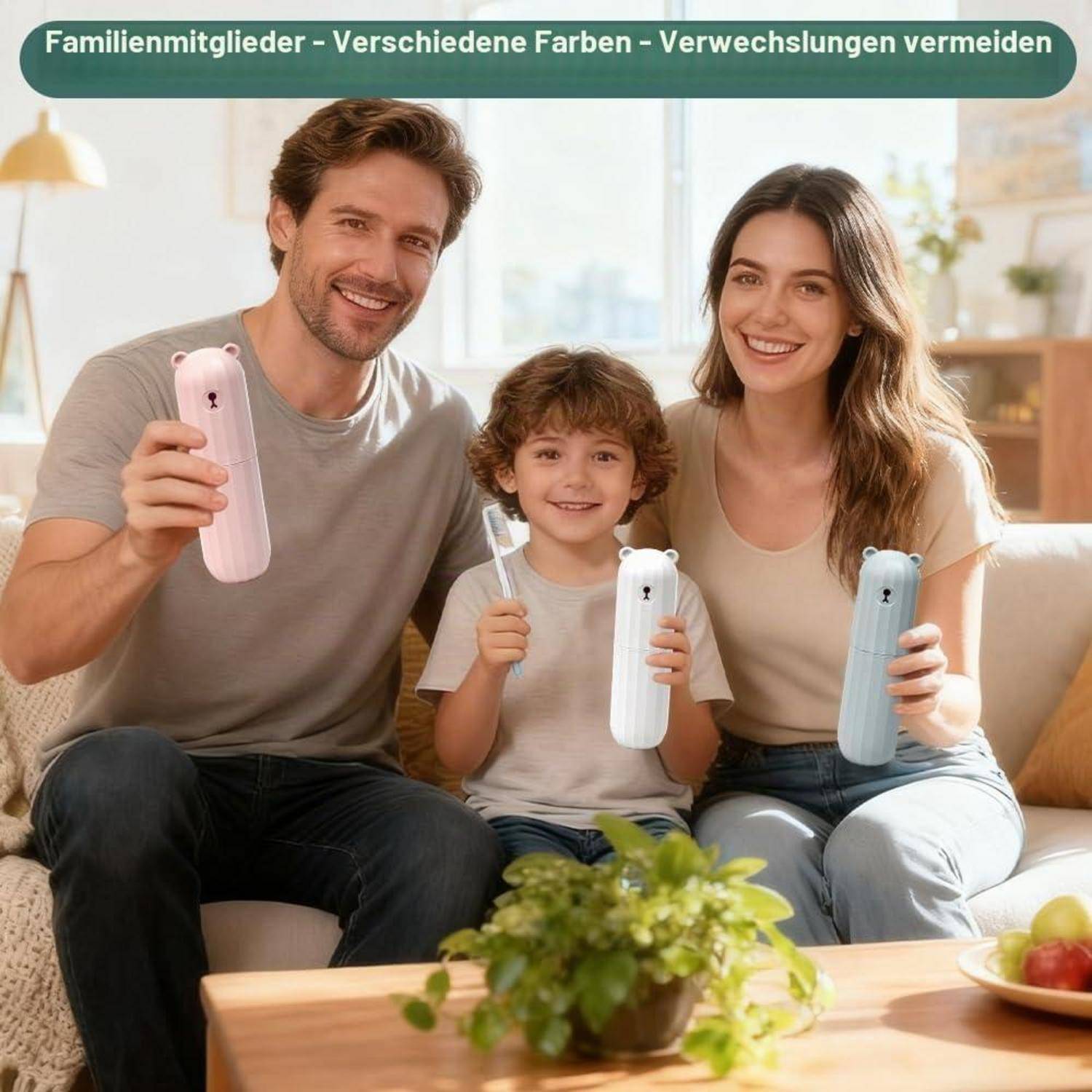 Lächelnde dreiköpfige Familie sitzt auf einer Couch, jedes Mitglied hält ein anderes farbiges Gerät; Banner sagt „Familienmitglieder - Verschiedene Farben - Verwechslungen vermeiden