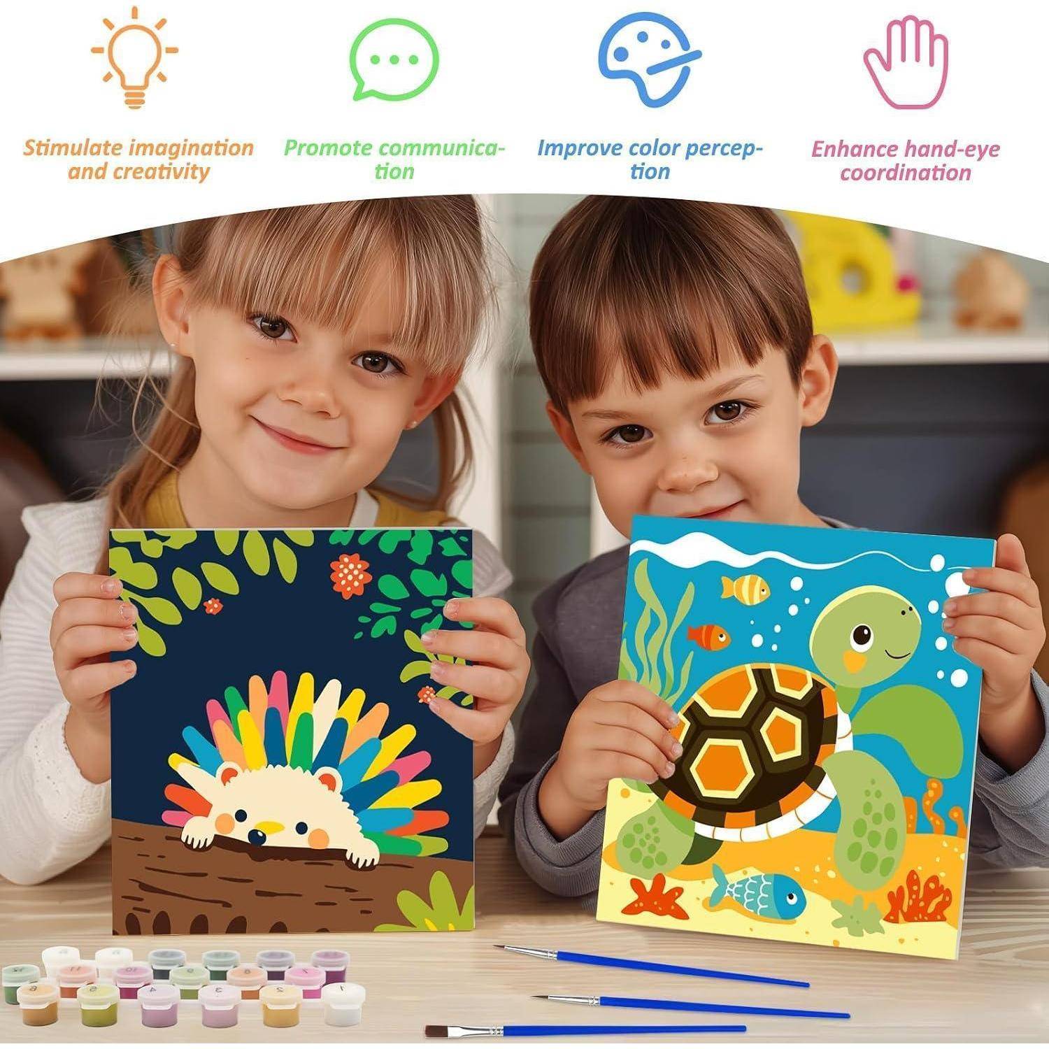 Zwei Kinder halten bunte bemalte Kunstprojekte mit Tiermotiven an einem Tisch, mit Text oben, der Kreativität, Kommunikation, Farbwahrnehmung und Hand-Auge-Koordination bewirbt.