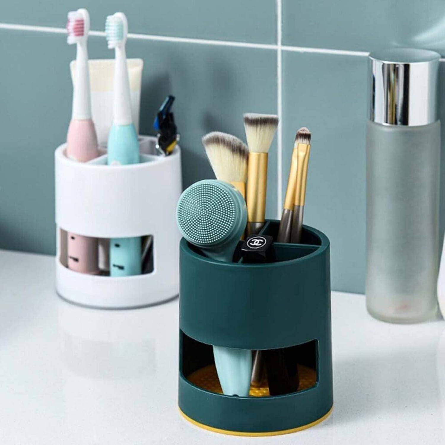 Badezimmer-Arbeitsplattenorganizer mit Platz für elektrische Zahnbürsten, Make-up-Pinsel und kleine Toilettenartikelflaschen neben einem Glaseinsatz.