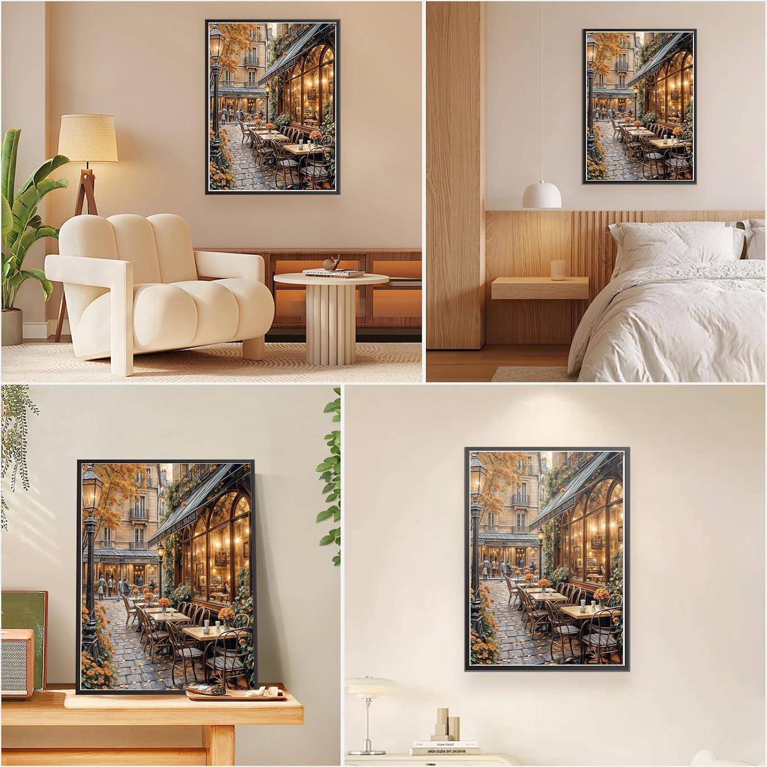 Druck einer gerahmten Cafe-Straßenszene, gezeigt in vier gestylten Innenräumen: über einem Sofa, über einem Bett und an zwei Wänden über Konsolen und Regalen.