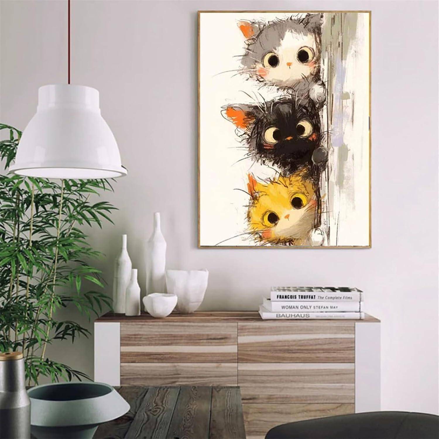 Gerahmtes Gemälde von drei neugierig blickenden Cartoon-Katzen über einem Sideboard in einem modernen Wohnzimmer.