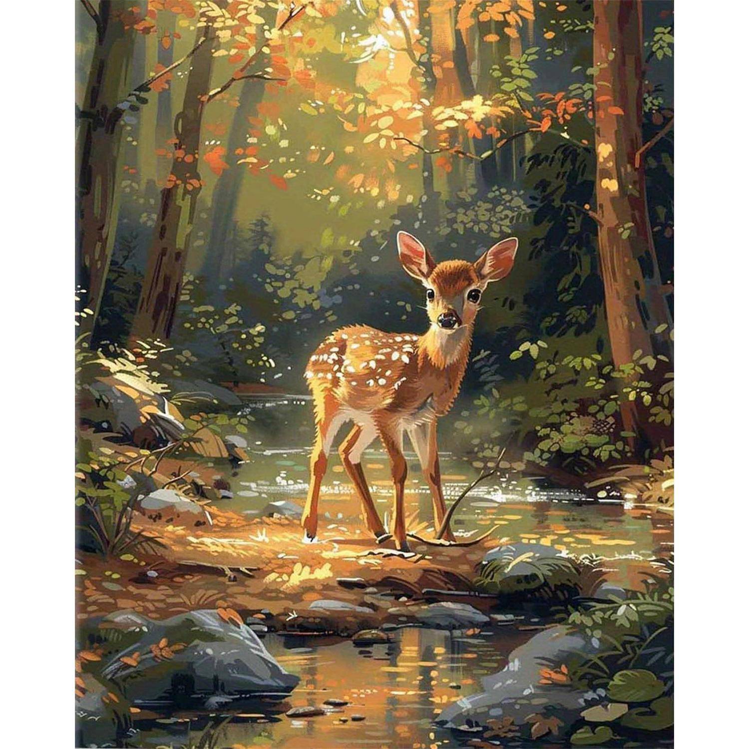 Ein junges Reh steht in einem sonnendurchfluteten Waldbach, umgeben von Bäumen, Steinen und reflektiertem Licht.
