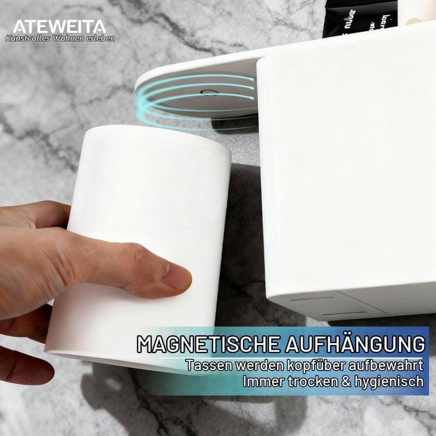 Hand platziert eine weiße Tasse unter einem weiß montierten Tassenhalter mit blauen Magnetringen; deutscher Text lautet „MAGNETISCHE AUFHÄNGUNG
