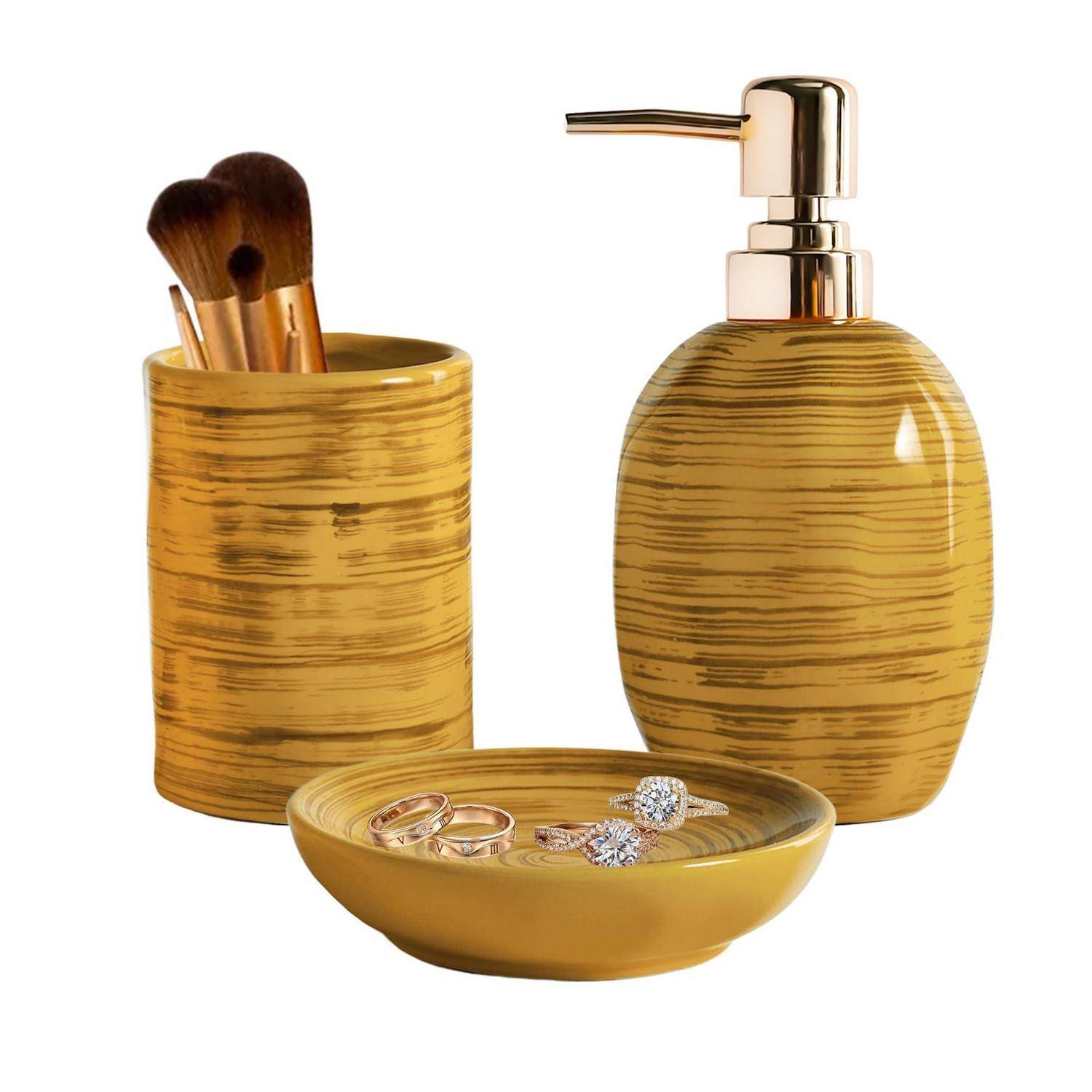 Badezimmer-Accessoire-Set mit Holzmaserung bestehend aus einem Seifenspender, einem Becher zum Halten von Make-up-Pinseln und einer kleinen Schale für Ringe und Schmuck.