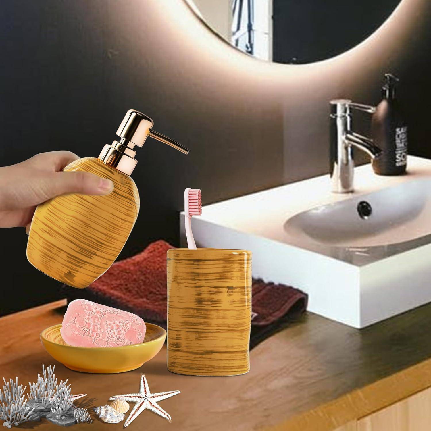 Eine Hand platziert einen gelben Seifenspender mit Holzmaserung neben einem Zahnbürstenbecher, einer Seifenschale und einem Waschbecken in einem modernen Badezimmer.
