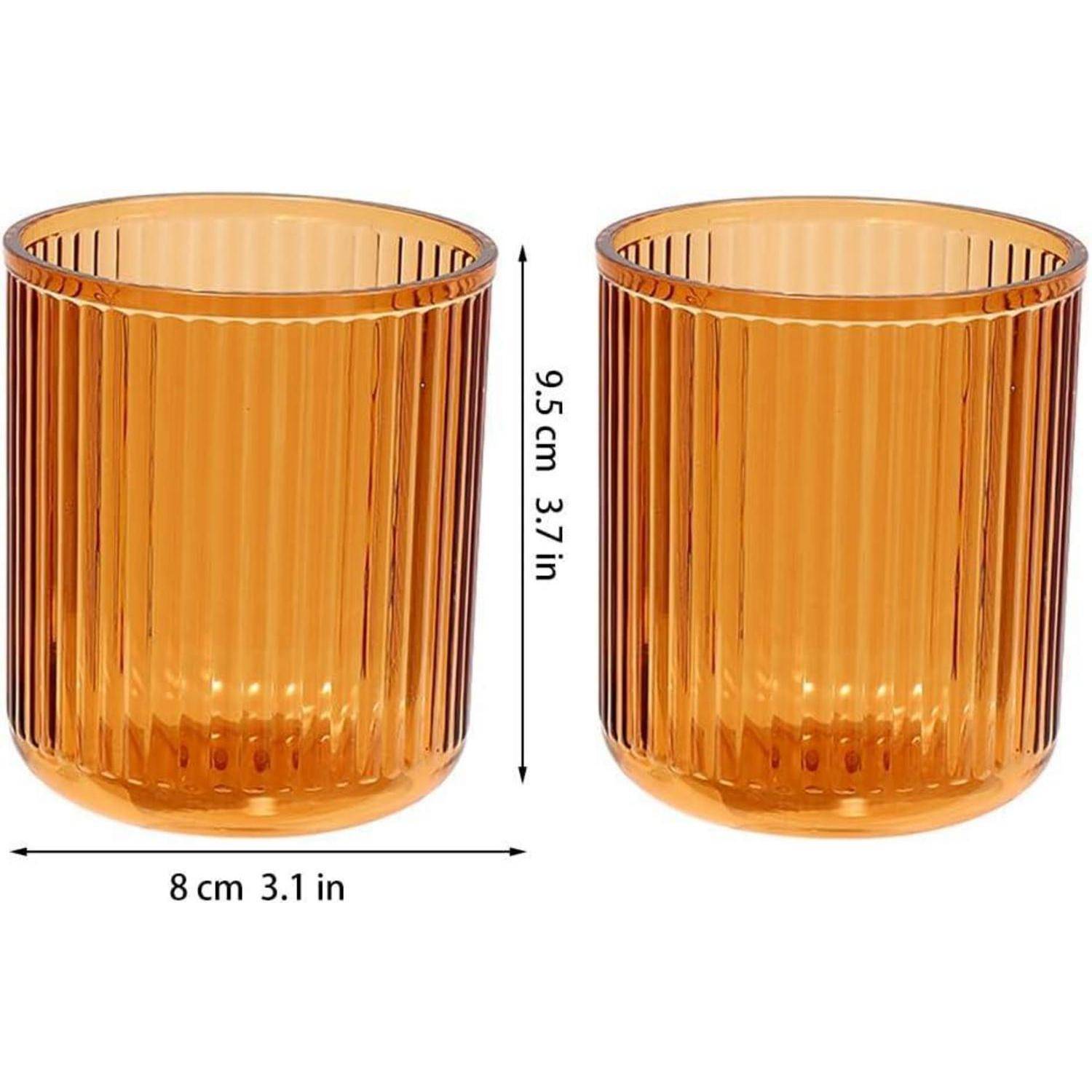 Zwei bernsteinfarbene gerippte Glastumbler nebeneinander abgebildet, gekennzeichnet mit 9,5 cm Höhe und 8 cm Breite.