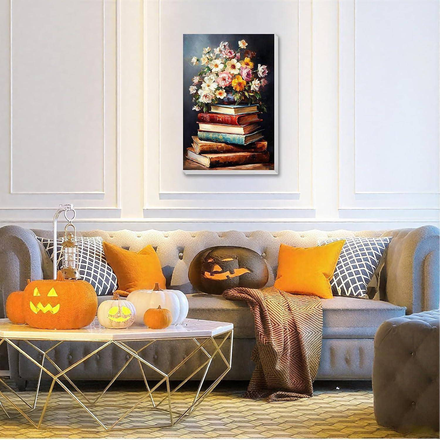 Gemütliches Wohnzimmer mit Halloween-Dekorationen: Kürbisse auf einem Couchtisch, Kürbisgesicht-Kissen auf einem grauen Sofa und ein Blumenbild darüber.