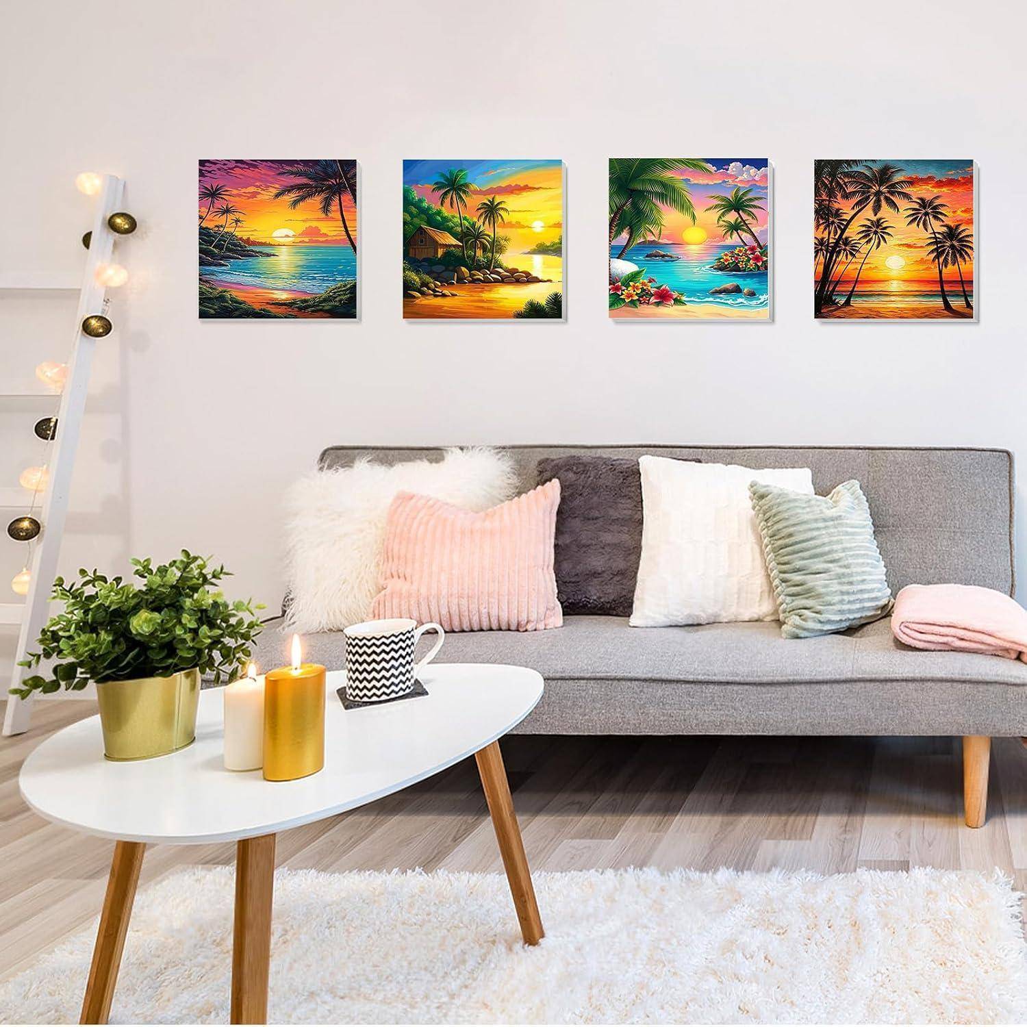Gemütliches Wohnzimmer mit grauem Sofa, weißem Couchtisch, Kerzen, Pflanze und vier farbenfrohen Sonnenuntergang-Strandgemälden an der Wand.