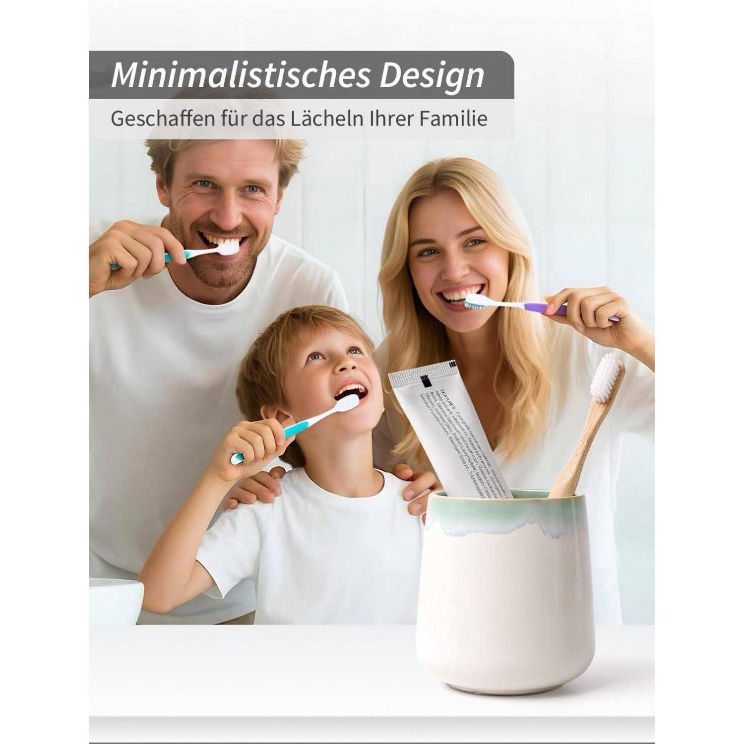 Lächelnde Familie putzt sich mit Zahnbürsten die Zähne neben einem Badezimmerglas, das weitere Zahnbürsten enthält; deutscher Text liest sich „Minimalistisches Design