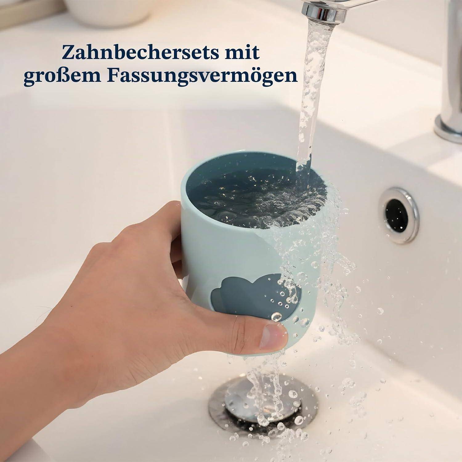 Hand hält einen großen blauen Zahnbecherbecher unter fließendem Wasser in einem Waschbecken; deutscher Text besagt „Zahnbechersets mit großem Fassungsvermögen