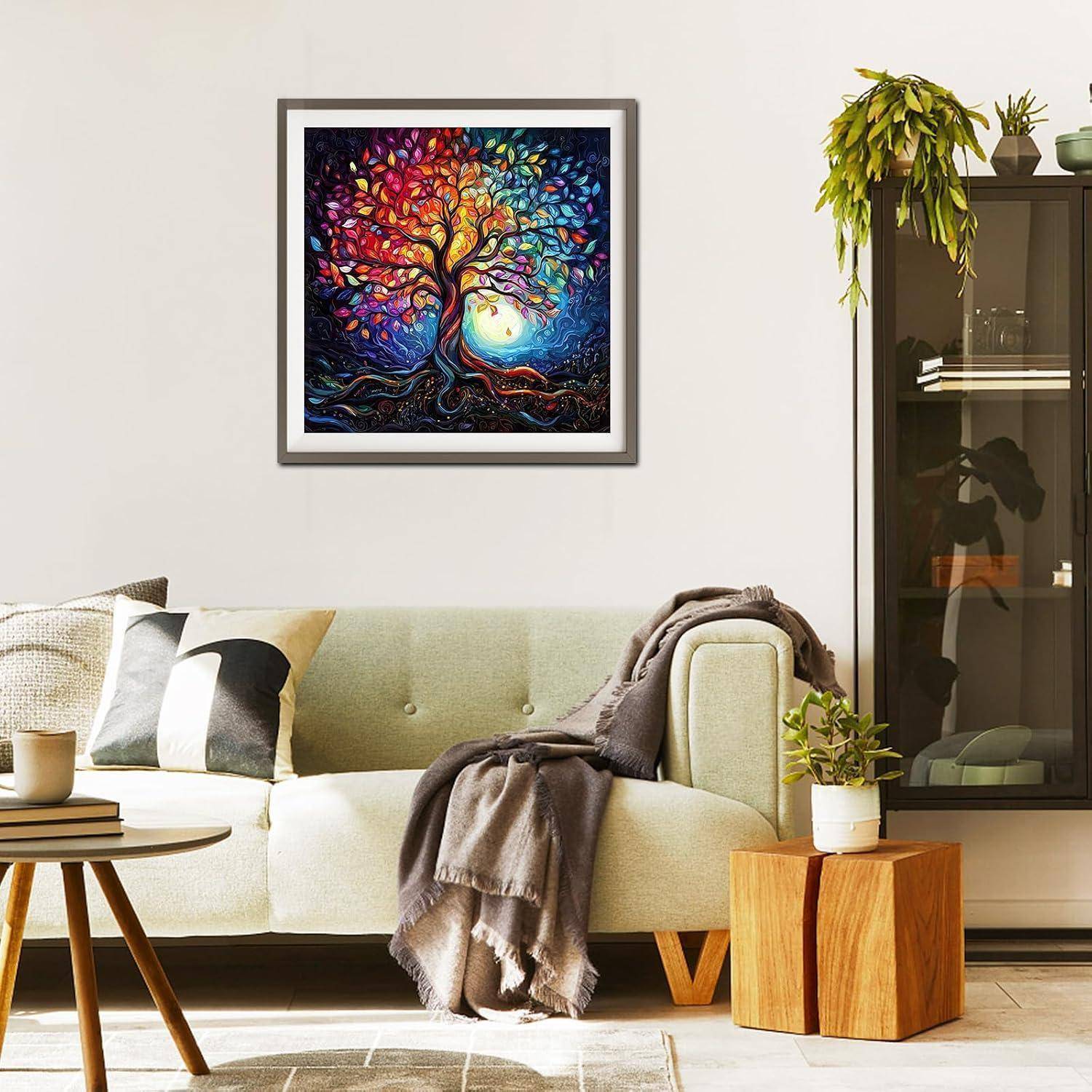Modernes Wohnzimmer mit cremefarbenem Sofa, gerahmtem buntem Baumwerk, Beistelltisch, Pflanze und dunklem Schrank mit hängenden Grünpflanzen.