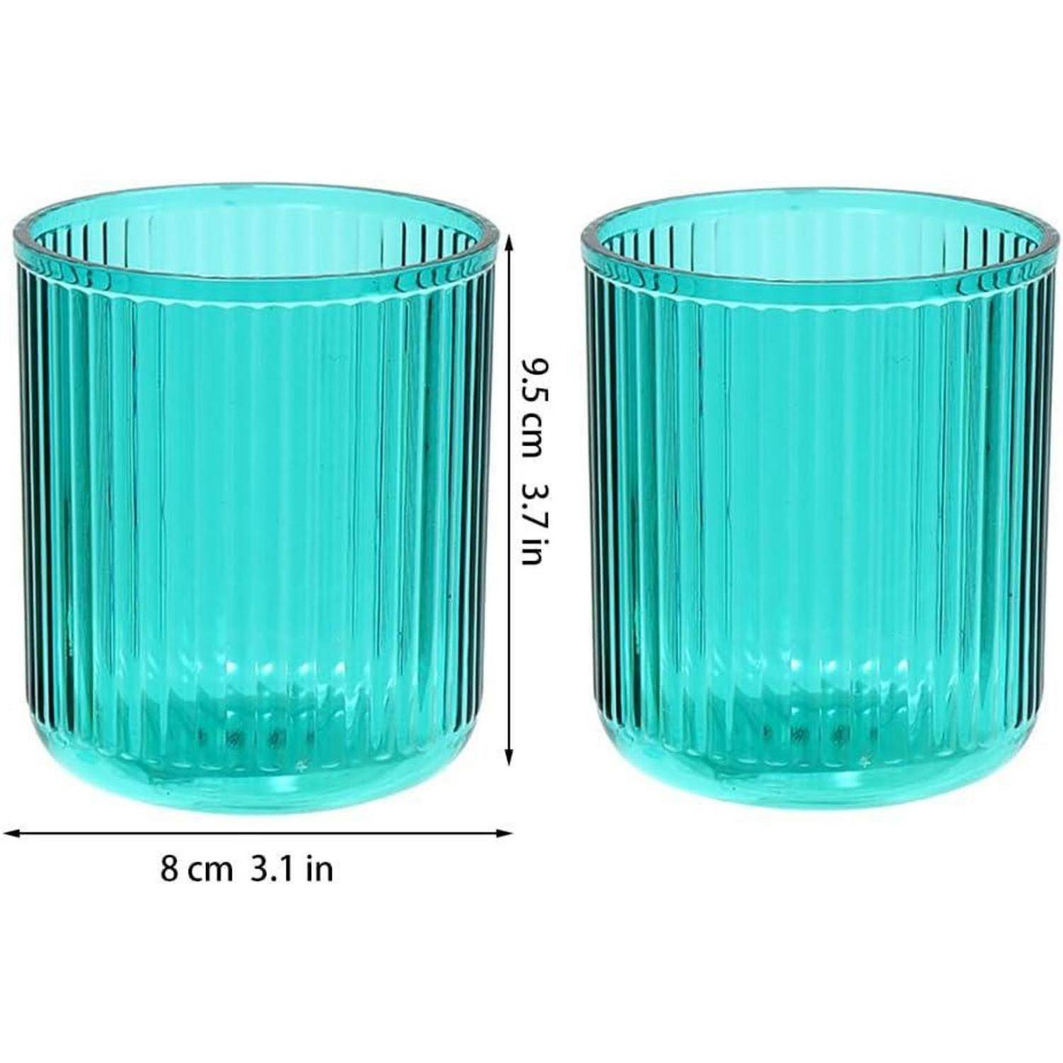 Zwei türkisfarbene gerippte Glastumbler nebeneinander dargestellt, jeweils 9,5 cm hoch und 8 cm breit.