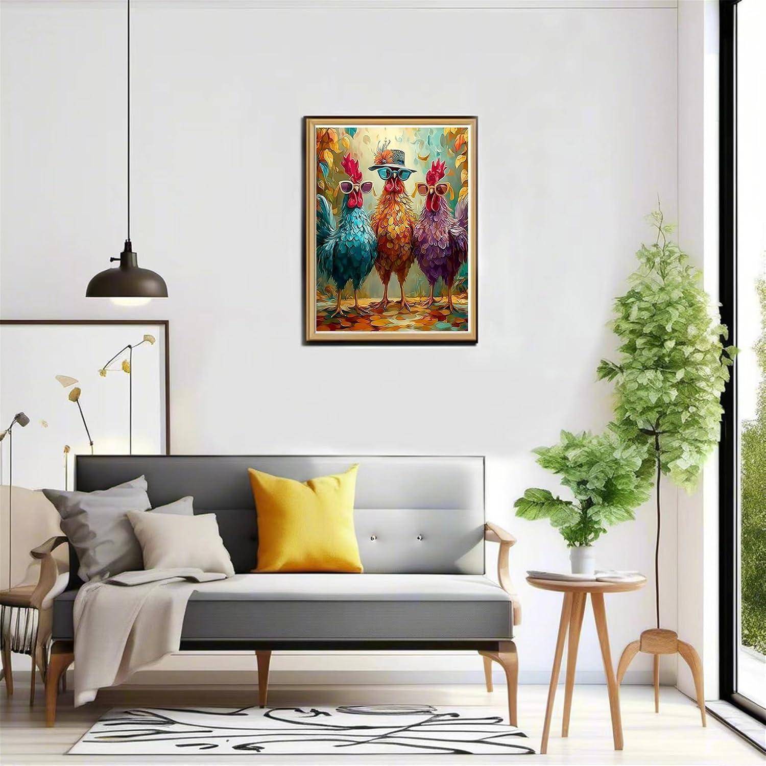 Stilvolles Wohnzimmer mit einem schwarz-weißen Sofa, gelbem Kissen, Topfpflanze und gerahmtem farbenfrohem Hahnenbild an einer weißen Wand.