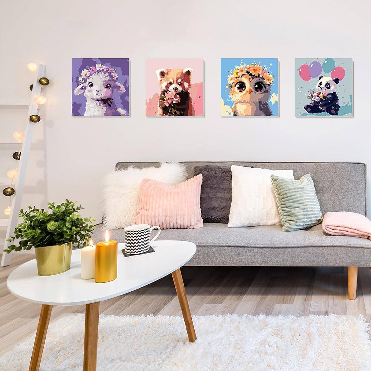 Helles Wohnzimmer mit grauem Sofa, weißem Couchtisch, Pflanze und Kerzen, flauschigem Teppich und vier farbenfrohen Tier-Wanddrucken über dem Sofa.