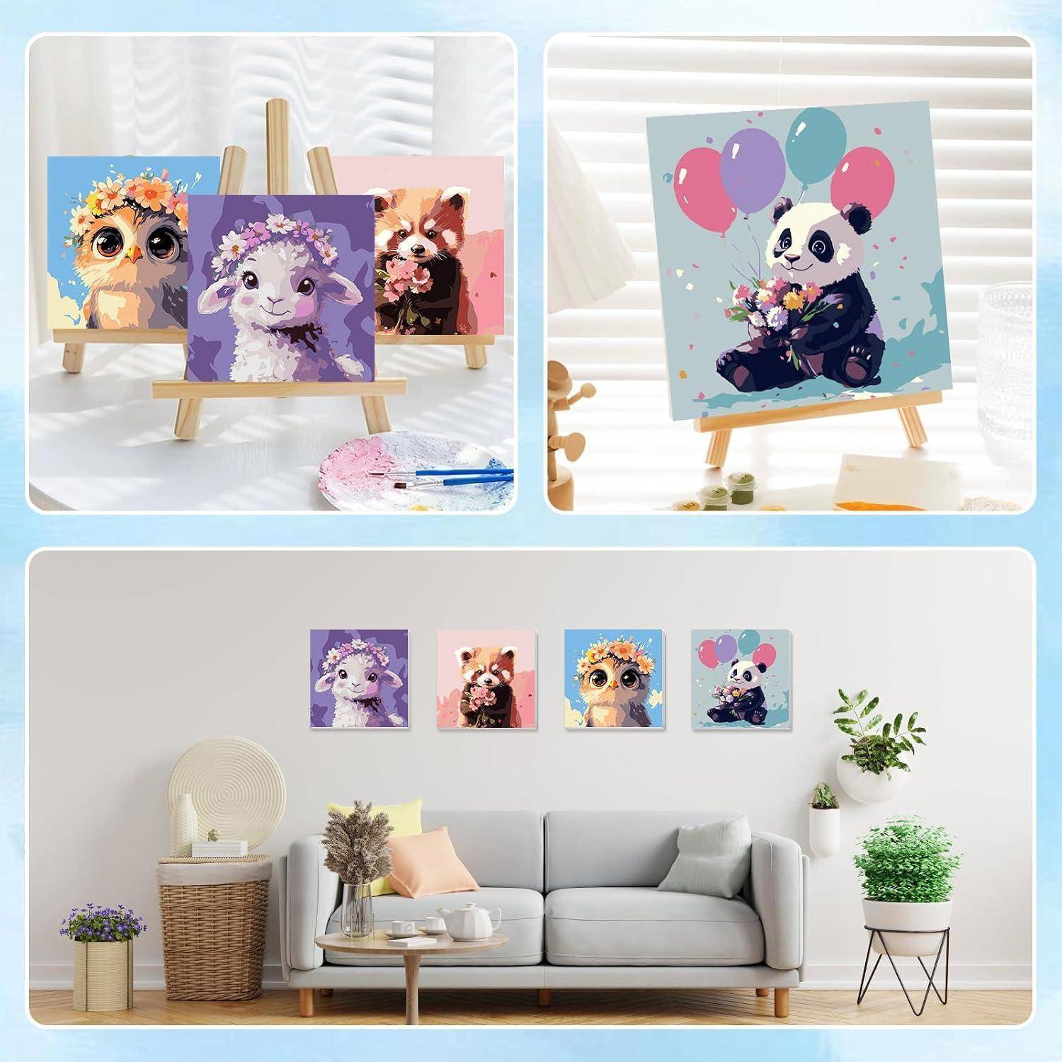 Farbenfrohe quadratische Tiermalereien auf Staffeleien, darunter eine Eule, ein Lama, ein roter Panda und ein Panda; darunter werden die Drucke als Wandkunst in einem modernen Wohnzimmer gezeigt.
