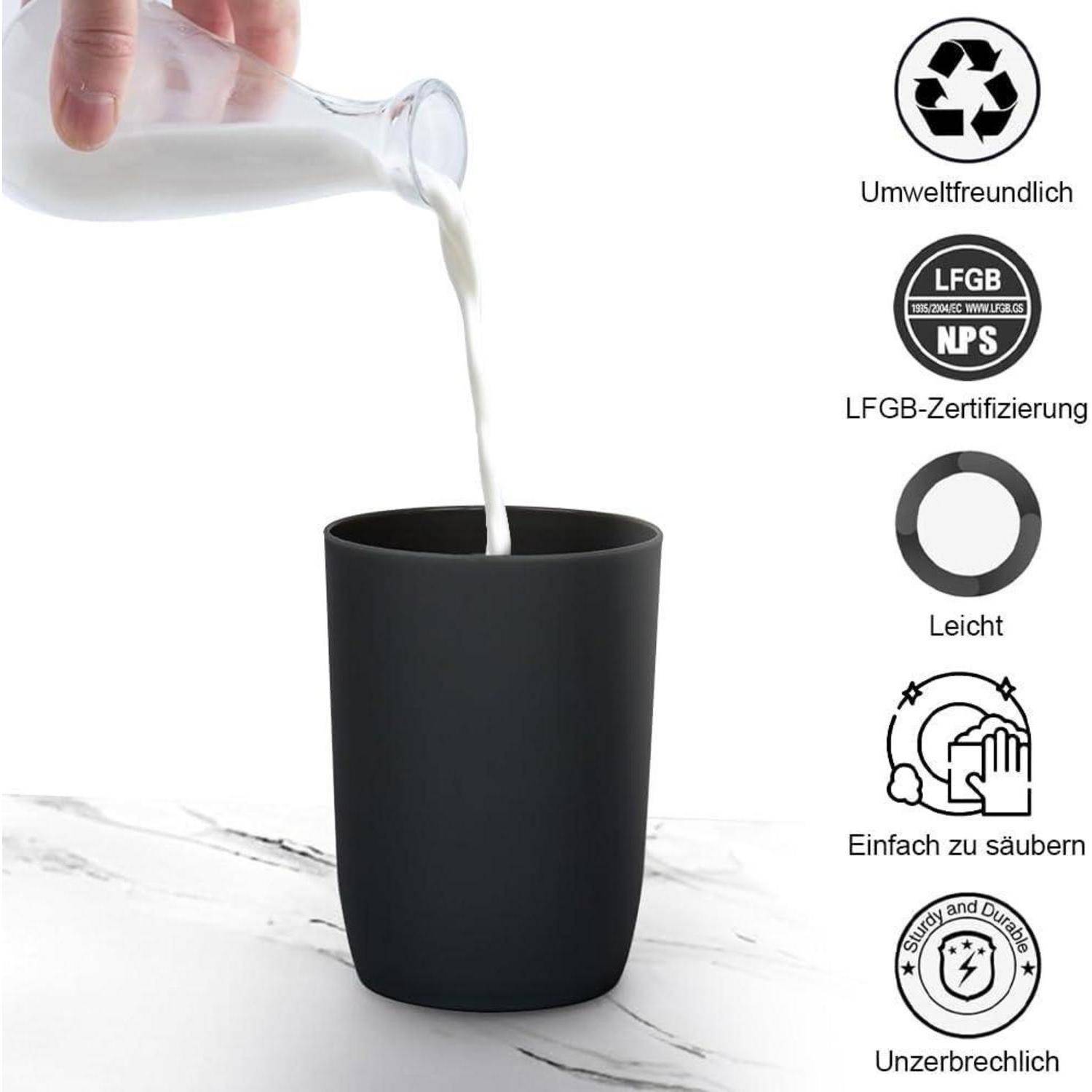 Milch wird aus einer Glasklasche in eine matte schwarze Tasse gegossen, mit deutschen Symbolen, die umweltfreundlich, zertifiziert, leicht, leicht zu reinigen und bruchsicher anzeigen.