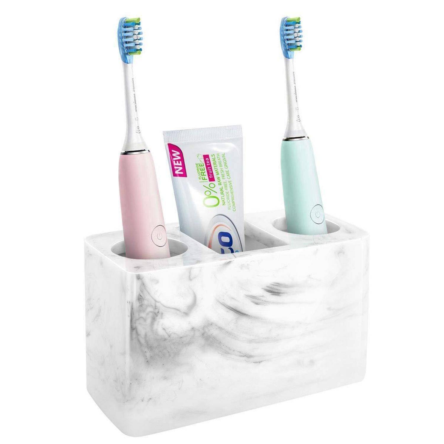 Badezimmer-Caddy mit Marmor-Optik, der zwei elektrische Zahnbürsten und eine Zahnpastatube in drei Fächern hält.