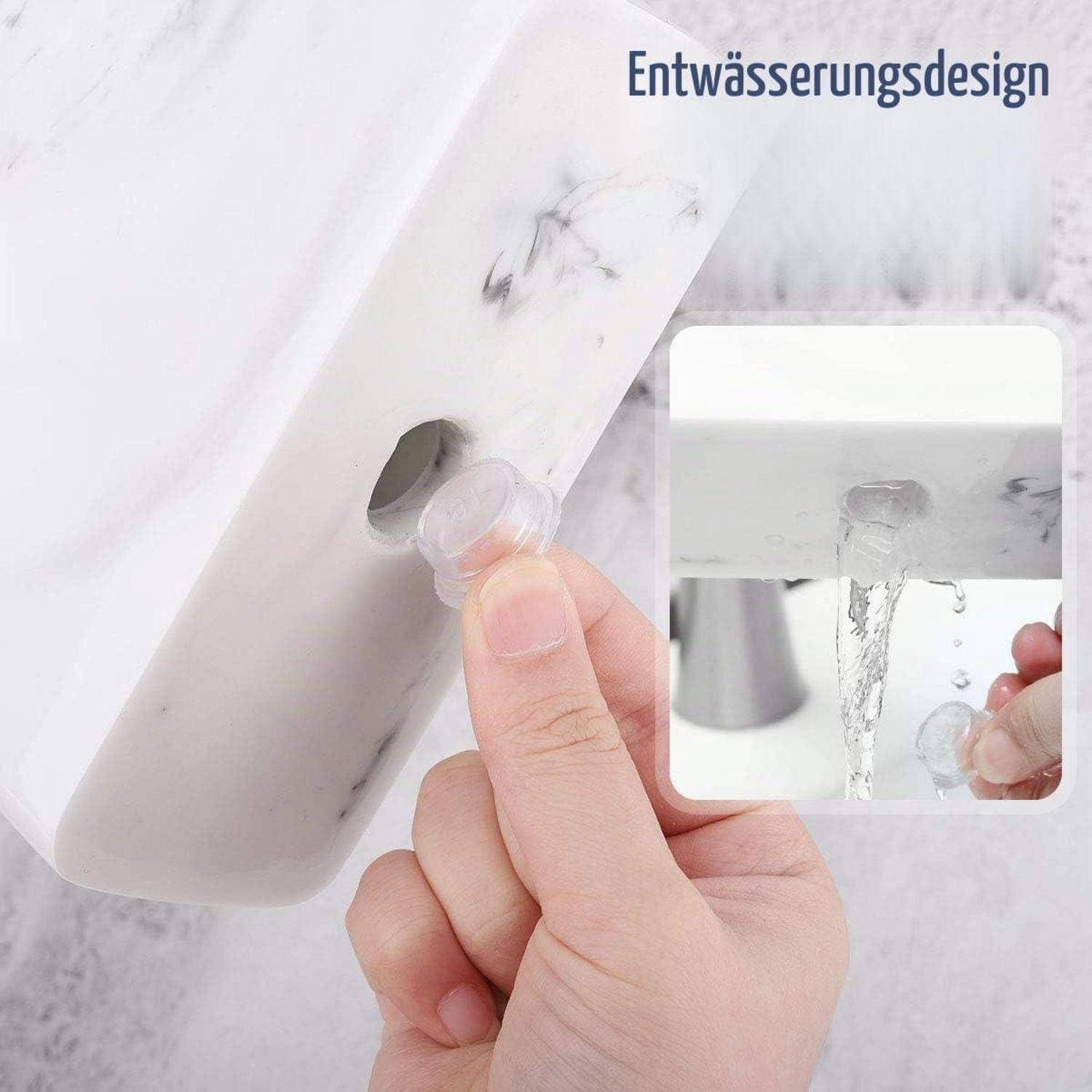 Von Hand ein Spülbecken-Ablassloch mit einem durchsichtigen Verschluss testen; die Einleitung zeigt Wasser, das aus dem Loch abfließt, beschriftet mit „Entwässerungsdesign