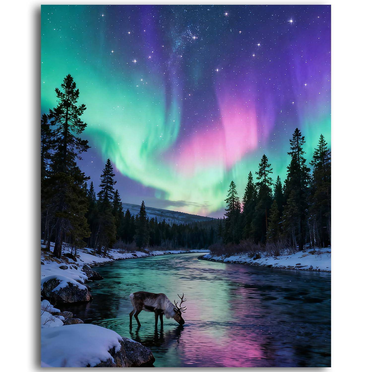 Ein Ren trinkt aus einem verschneiten Fluss unter farbenfrohem Nordlicht über einer verschneiten Waldlandschaft.
