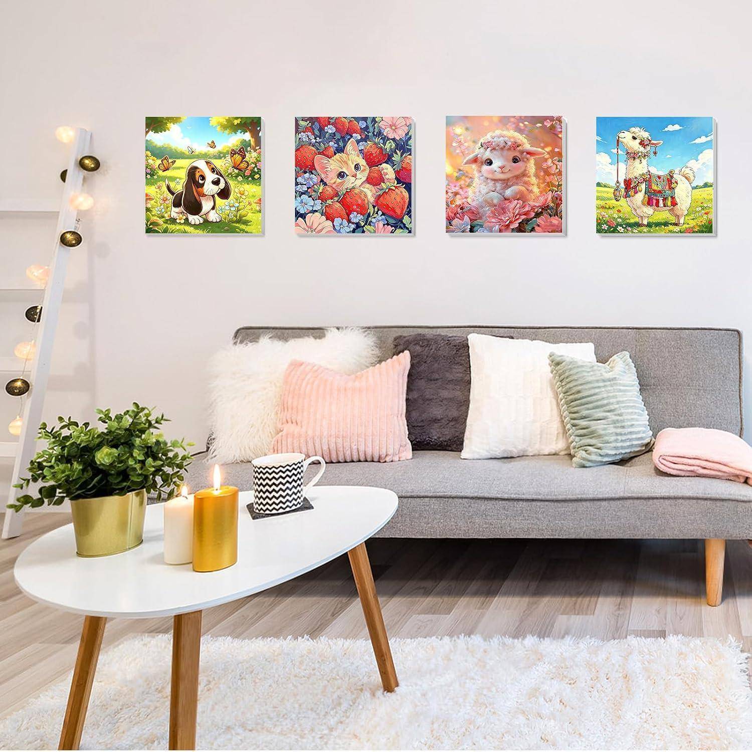Helles Wohnzimmer mit grauem Sofa, weißem Couchtisch, Pflanze, Kerzen und vier bunten Tierdrucken an der Wand.