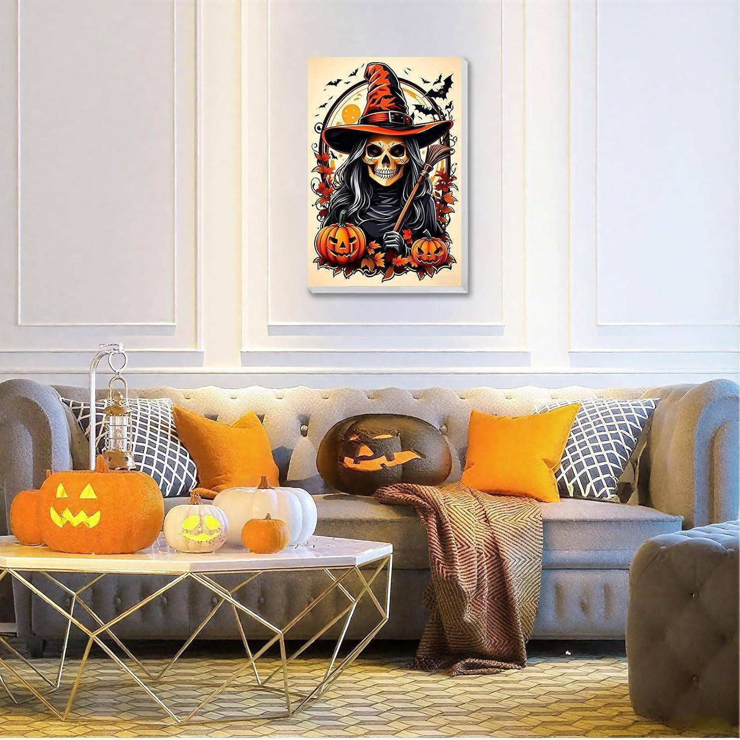 Wohnzimmer mit Halloween-Dekoration mit Wandkunst eines Schädels mit Hexenhut, geschnitzten Kürbissen und orangefarbenen Kissen auf einem grauen Sofa.