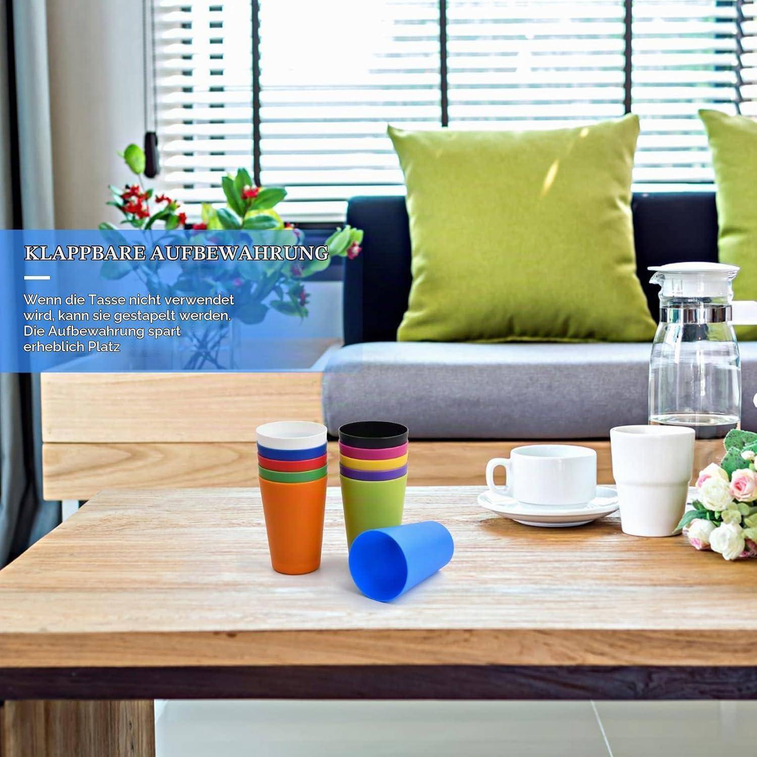 Stapelbare bunte Becher auf einem Holztisch im Wohnzimmer, mit deutschem Text über platzsparende faltbare Aufbewahrung.