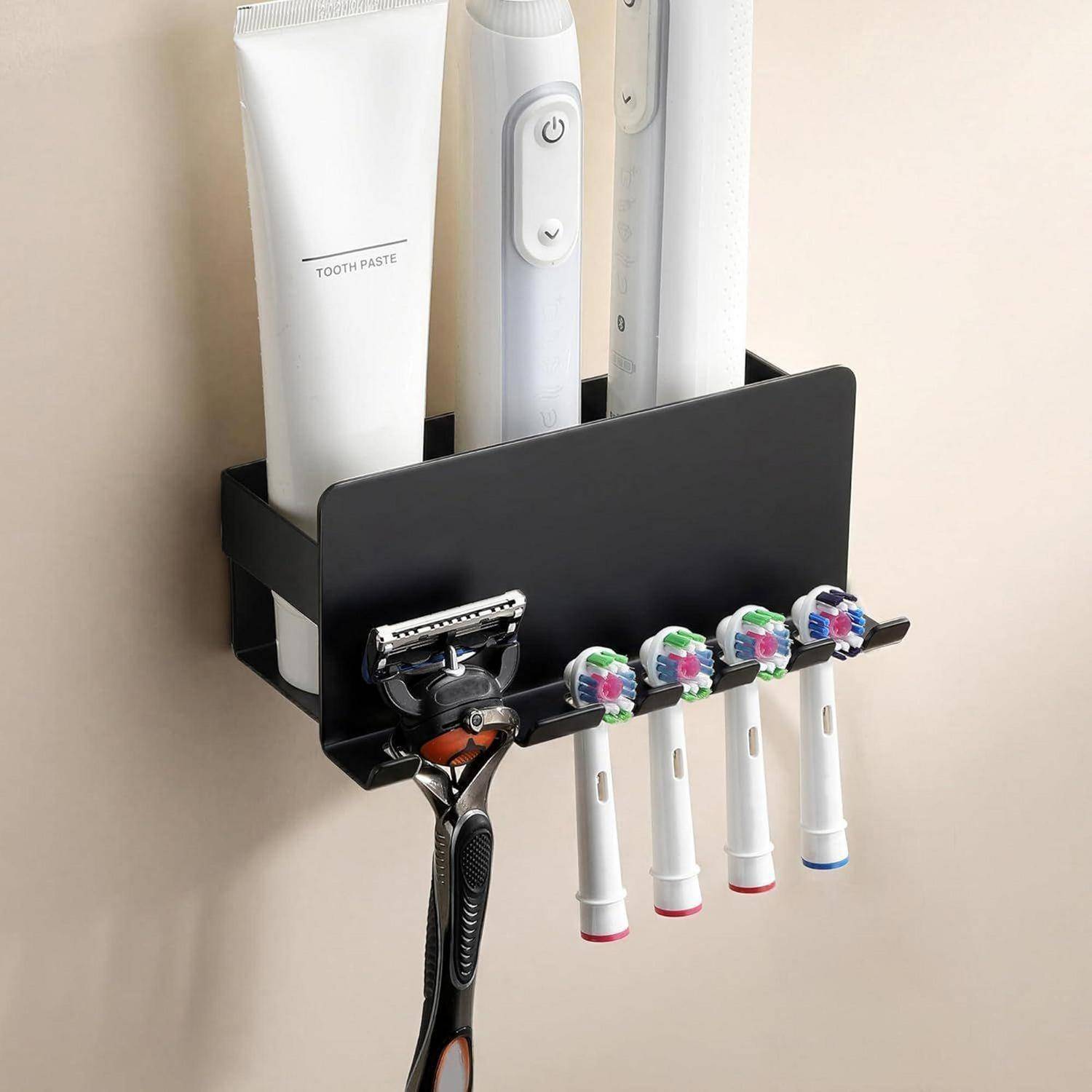 Badezimmer-Wandorganizer, der Zahnpasta und elektrische Zahnbürsten mit einem Rasierer und vier Zahnbürsten darunter hängend hält.