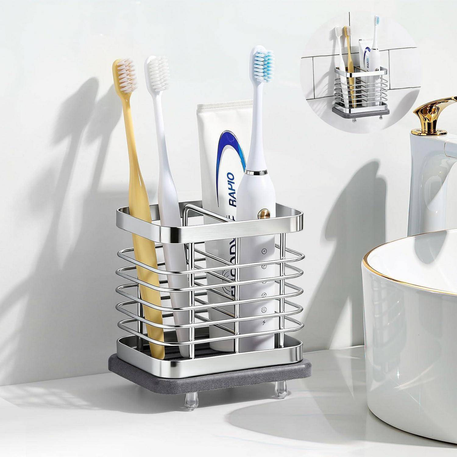 Badezimmer-Waschtischablage mit Zahnbürdenhalter mit drei Zahnbürsten und einer Zahnpastatube, plus ein wandmontiertes Minirregal mit Körperpflegeprodukten.