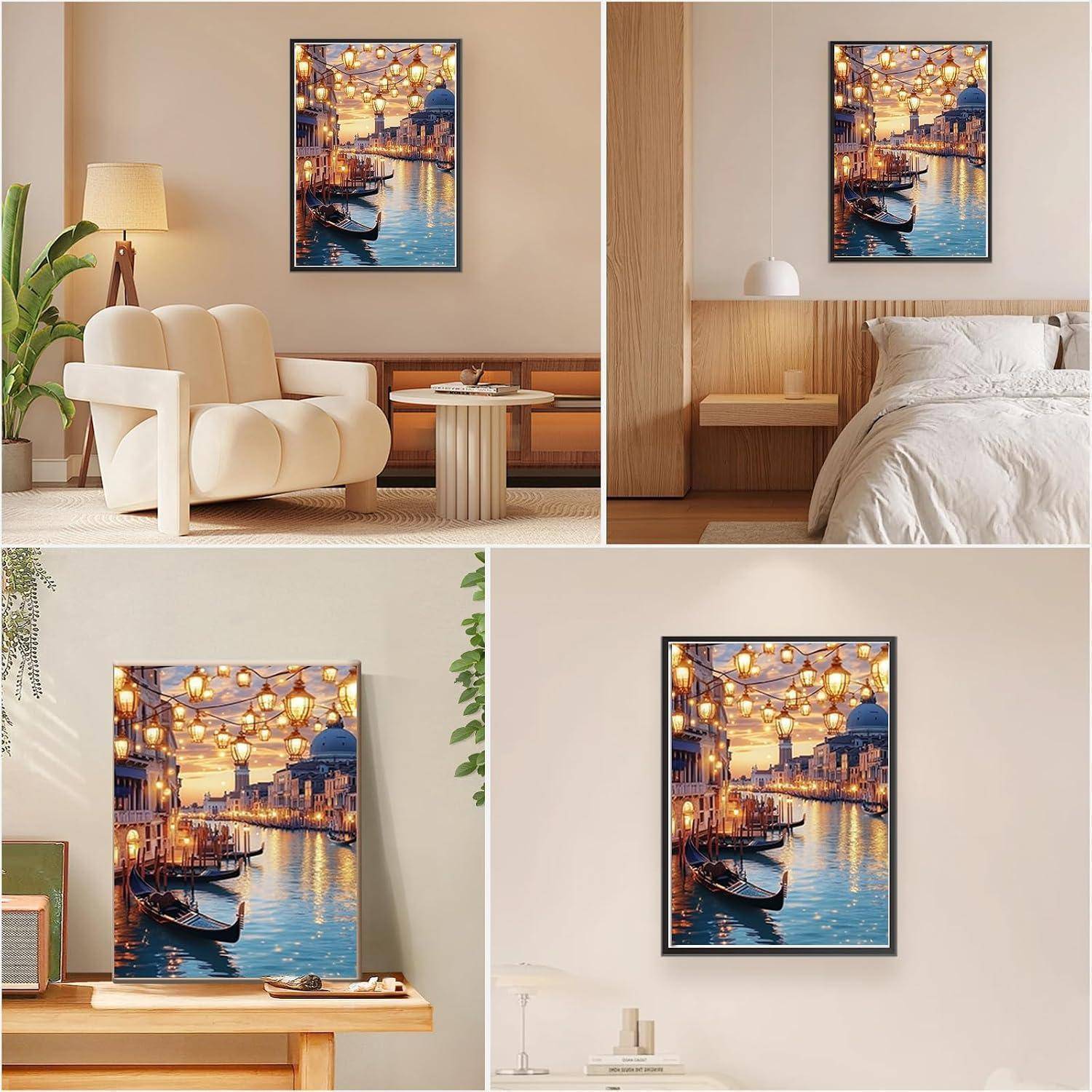 Vier Innenraum-Mockups, die das gleiche gerahmte Kunstwerk mit Stadtkanälen zeigen, das über einem Sofa, Bett und Regalen in verschiedenen Raumeinstellungen angebracht ist.